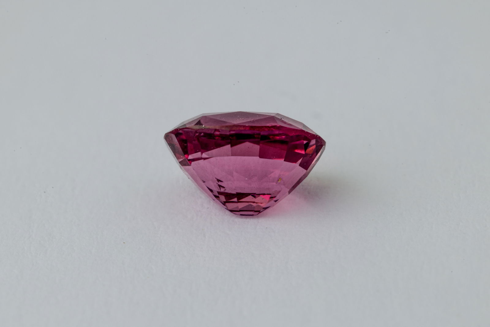 Spinell 1.05 Ct: Title: Spinell 1.05 Ct Description: Species: Natural Spinel Shape: Cushion Measurements: 6.48x5.38x3.98mm Colour: Pink Comment: Untreated 