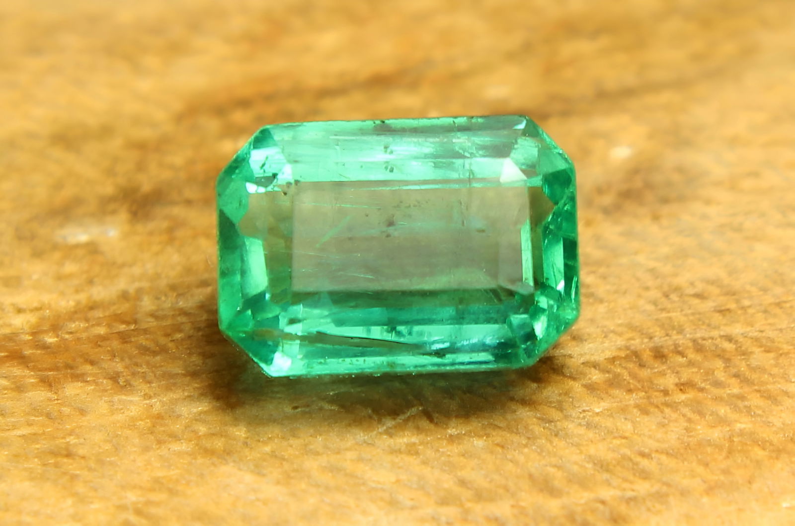 Emerald 1.18 Ct: Title: Emerald 1.18 Ct Description: Species: Beryl Variety: Emerald Shape: Emerald Cut Measurements: 7.12x5.01x3.79mm Colour: Green Certificate: Yes (IGI/Full