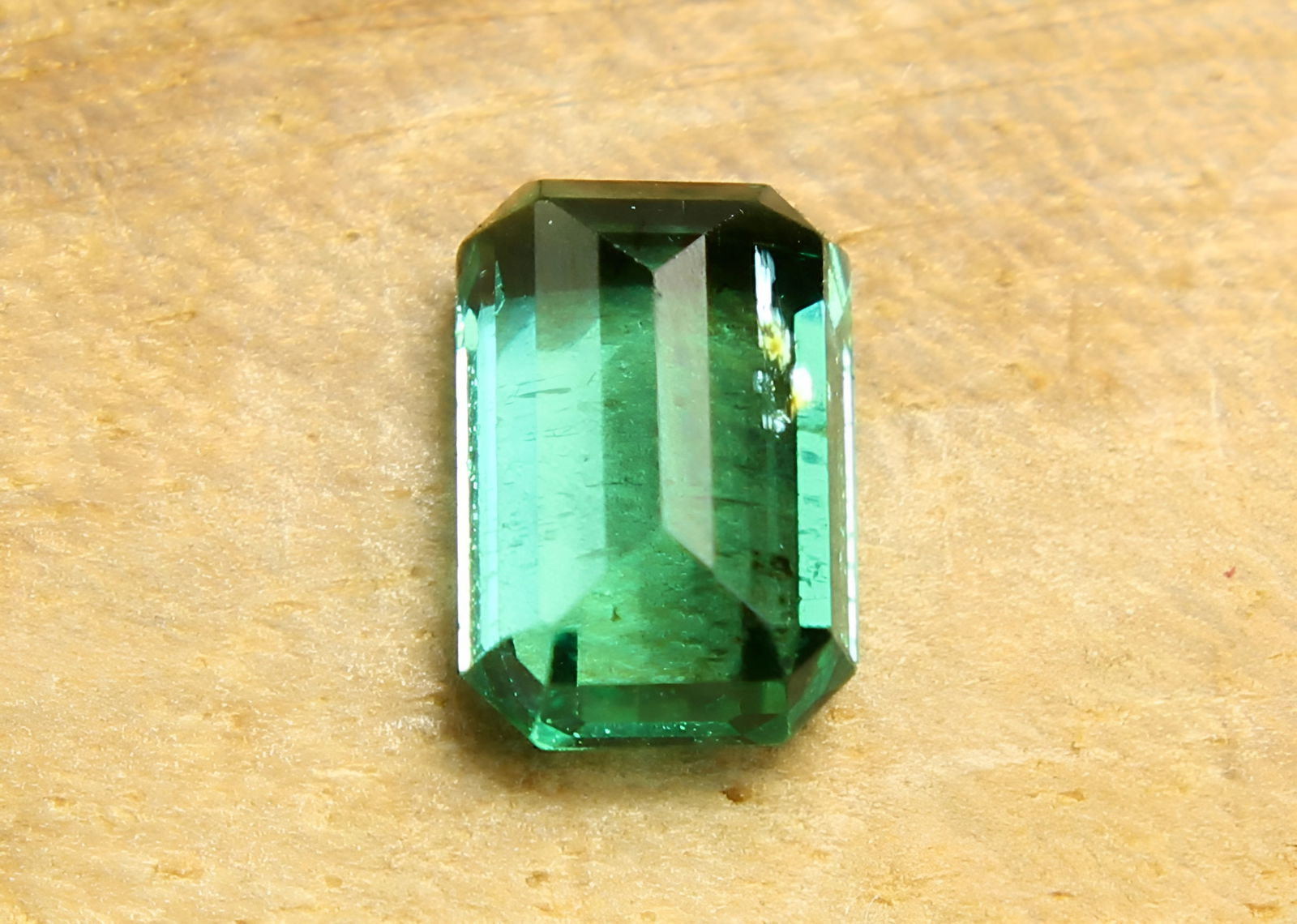 Emerald 0.92 Ct - 5