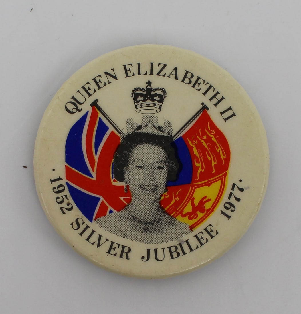 Queen Elizabeth II Silver Jubillee Badge (1 of 2)