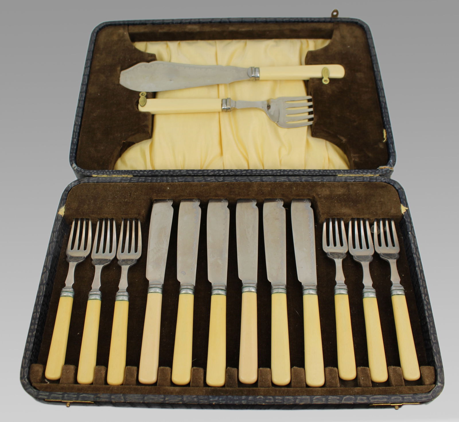 Vintage Trimils & Everwhite Cased Fish Flatware Set (1 of 6)