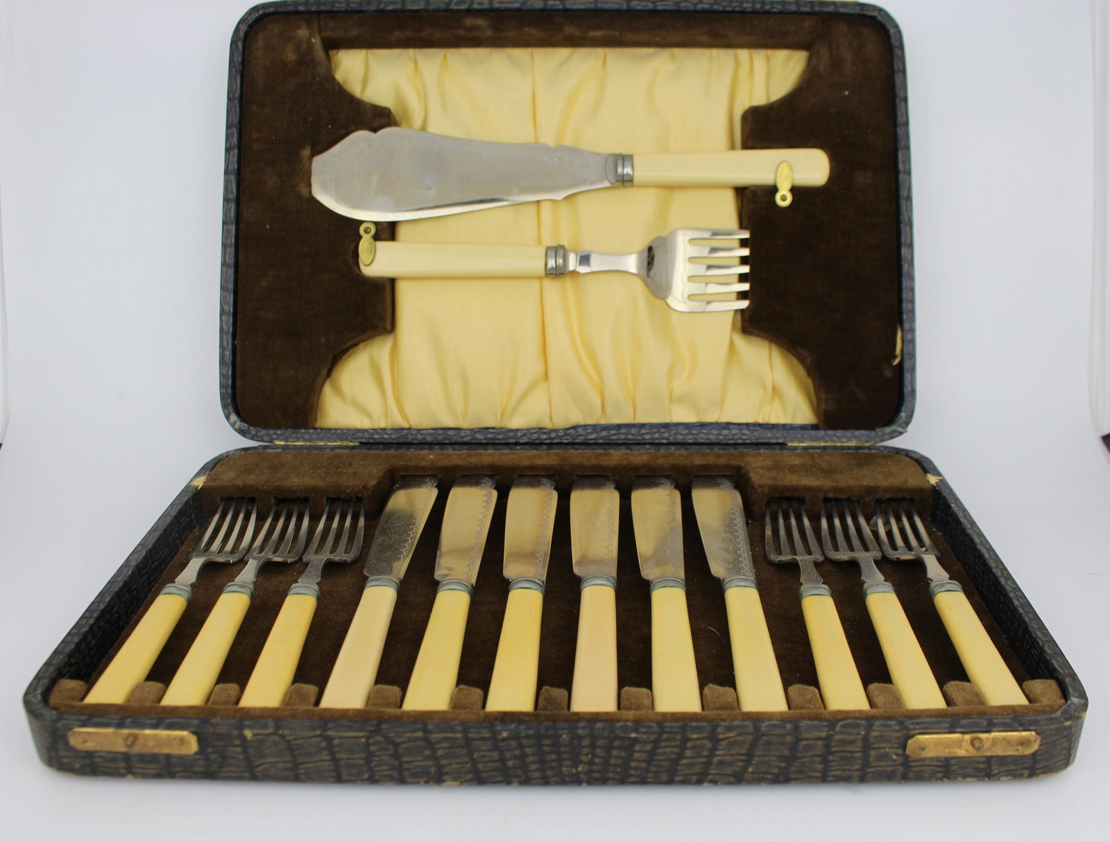 Vintage Trimils & Everwhite Cased Fish Flatware Set - 2