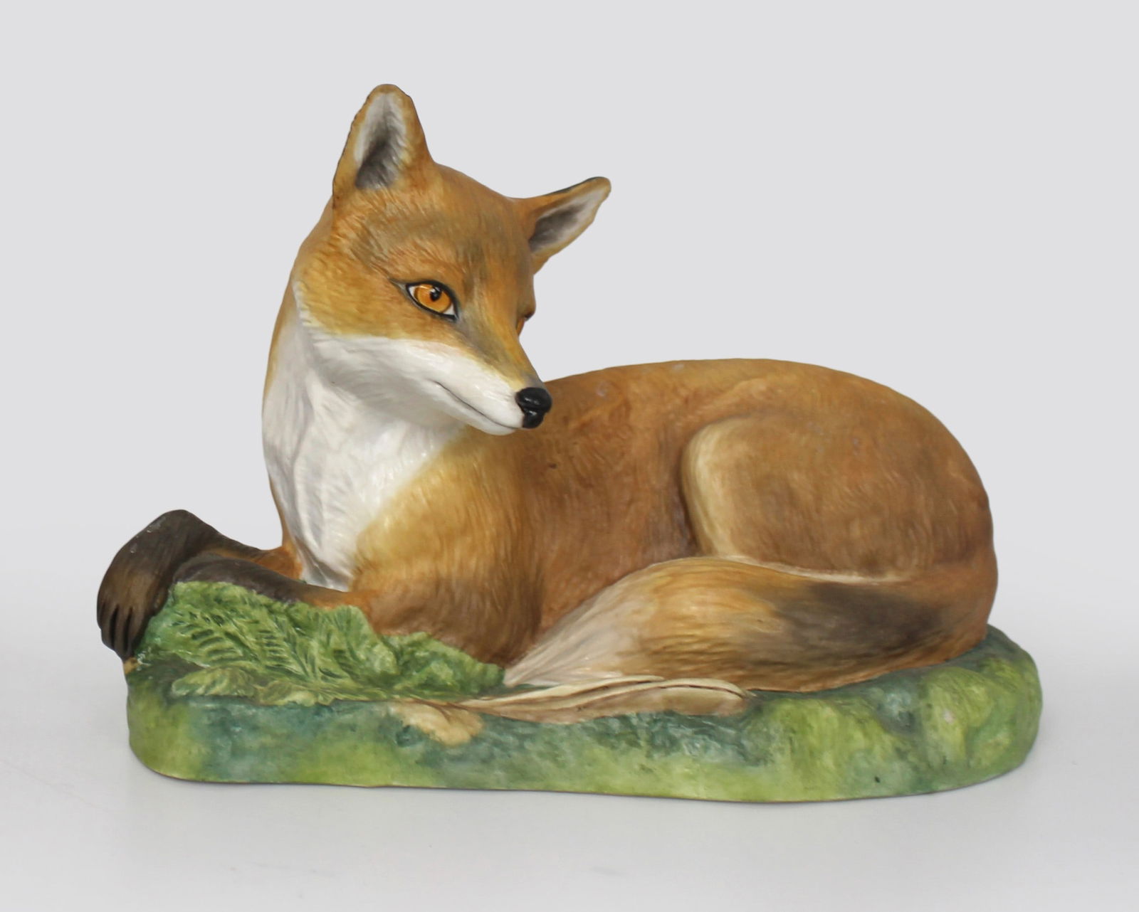 English Hand Painted Ceramic Fox Sculpture: Title: English Hand Painted Ceramic Fox Sculpture Description: English Hand Painted Ceramic Fox Sculpture Porcelain Very good condition; no chips, cracks or repairs