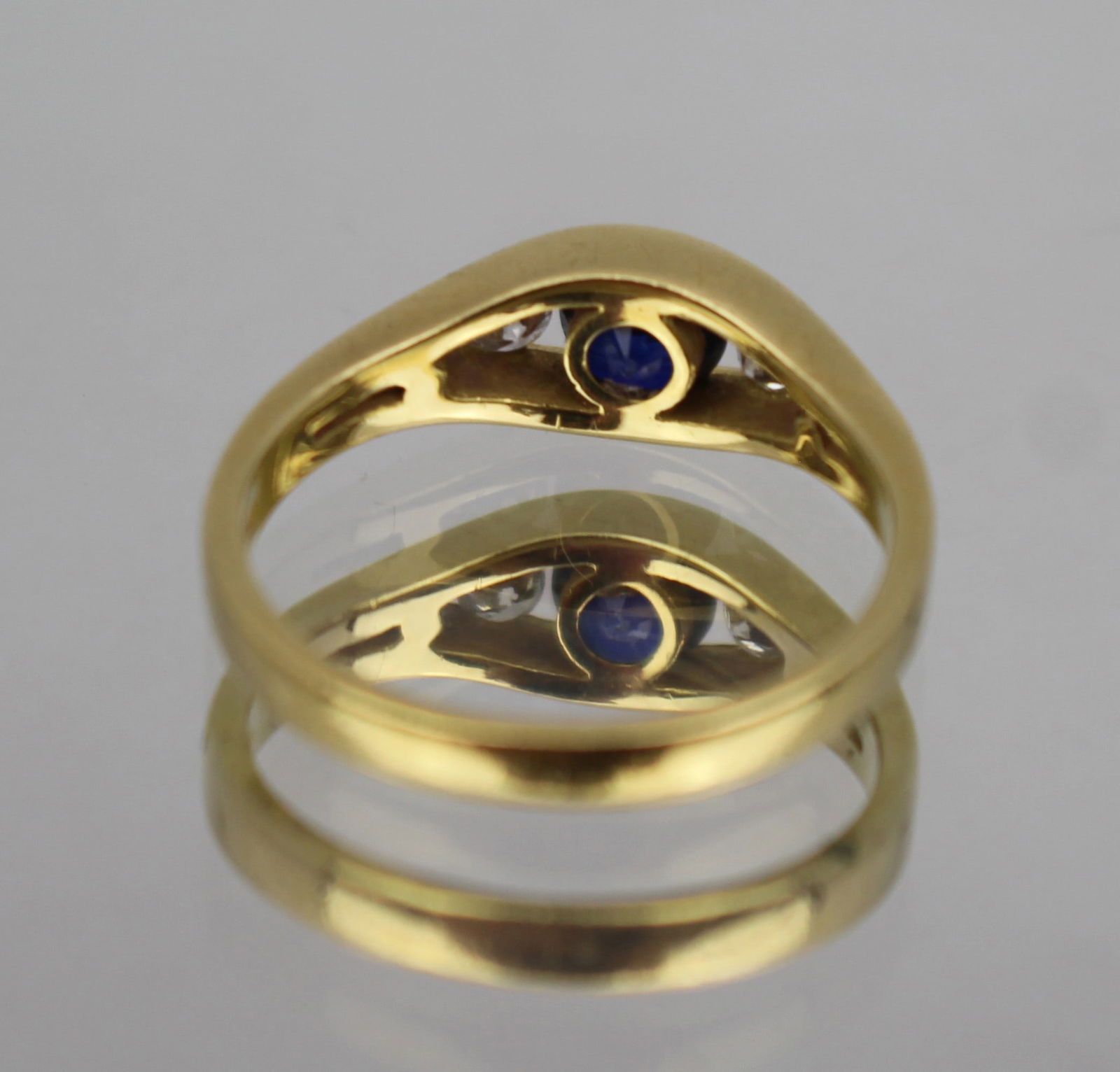 Three Stone Sapphire & Diamond 18ct Gold Ring - 4