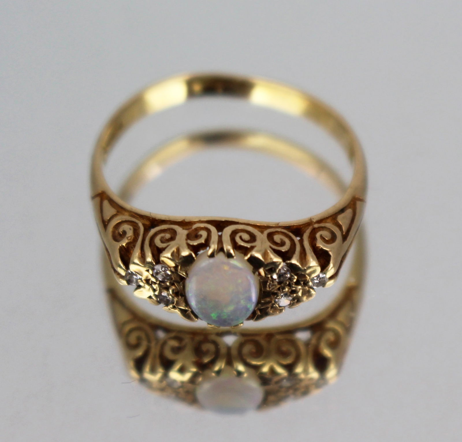 Vintage Opal & Diamond Ring in 9ct Gold - 2
