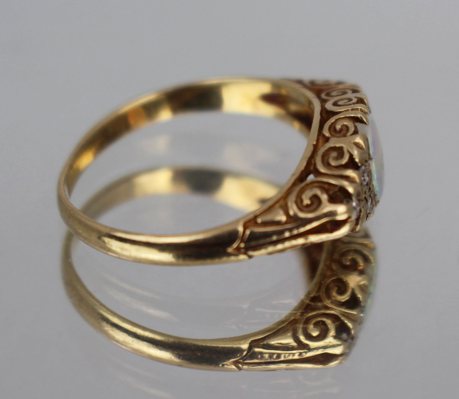 Vintage Opal & Diamond Ring in 9ct Gold - 3