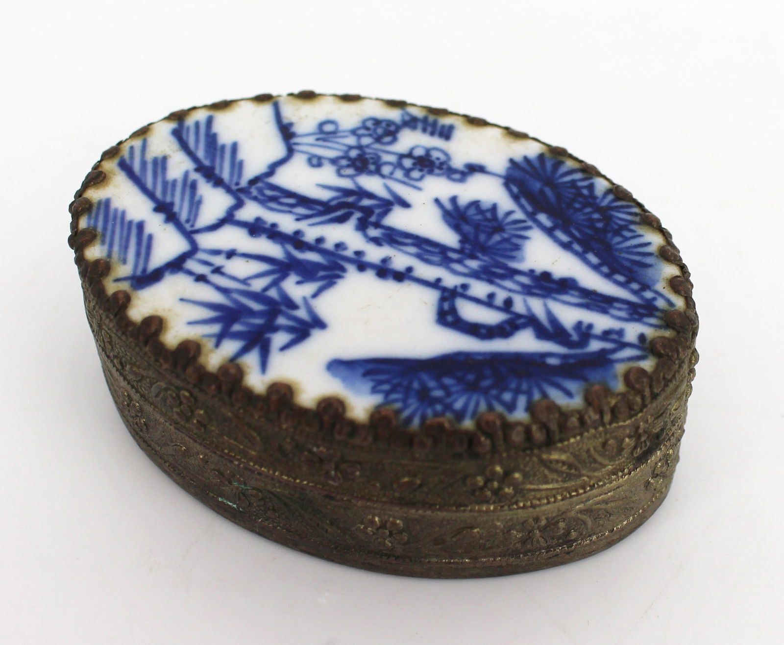 Antique 19th-Century Gilt Metal & Blue and White Porcelain Patch Box: Title: Antique 19th-Century Gilt Metal & Blue and White Porcelain Patch Box Description: Antique 19th-Century Gilt Metal & Blue and White Porcelain Patch Box A 19th-century oval patch