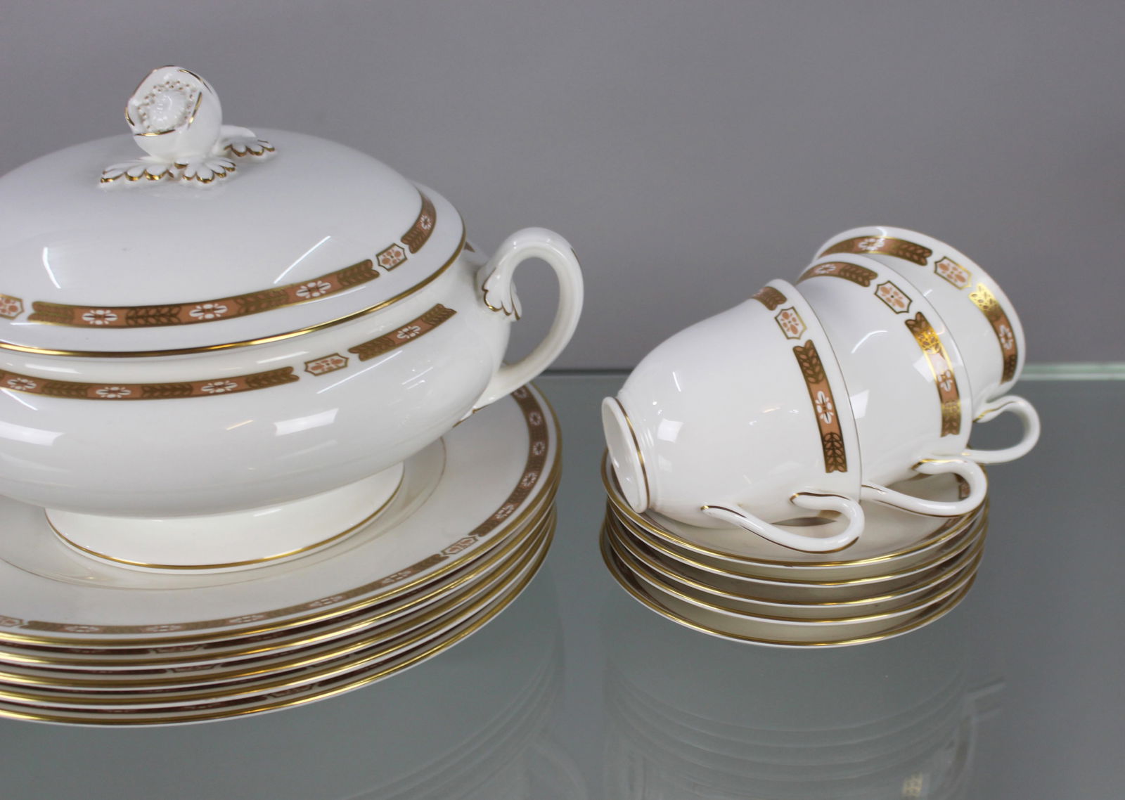 Royal Worcester Grosvenor White & Gold Part Dinner Service - 2