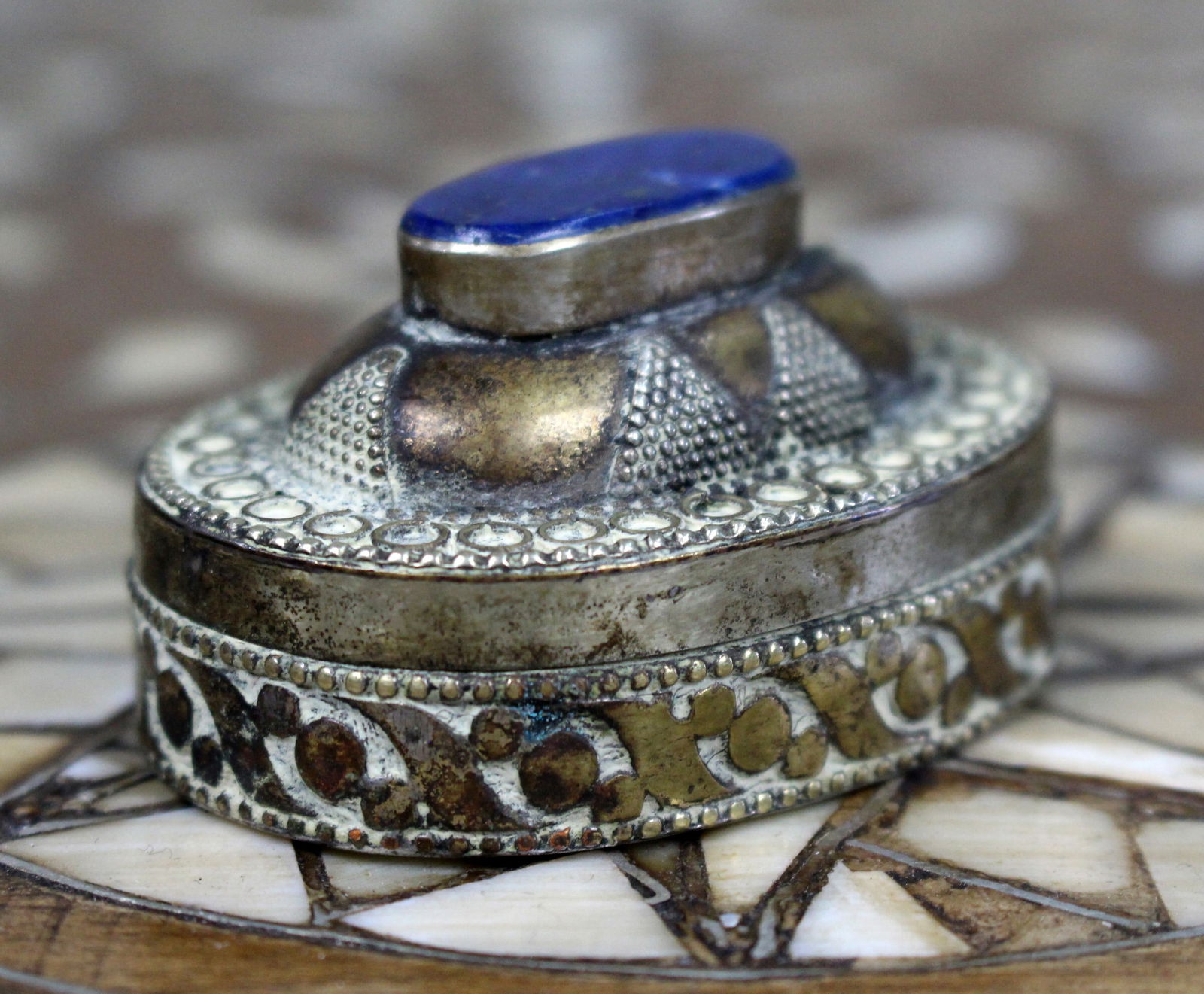 Antique Lapis Islamic Metal Kohl Snuff Box: Title: Antique Lapis Islamic Metal Kohl Snuff Box Description: Antique Lapis Islamic Metal Kohl Snuff Box A small late 19th to early 20th century Middle Eastern or Central Asian metal cosmetic