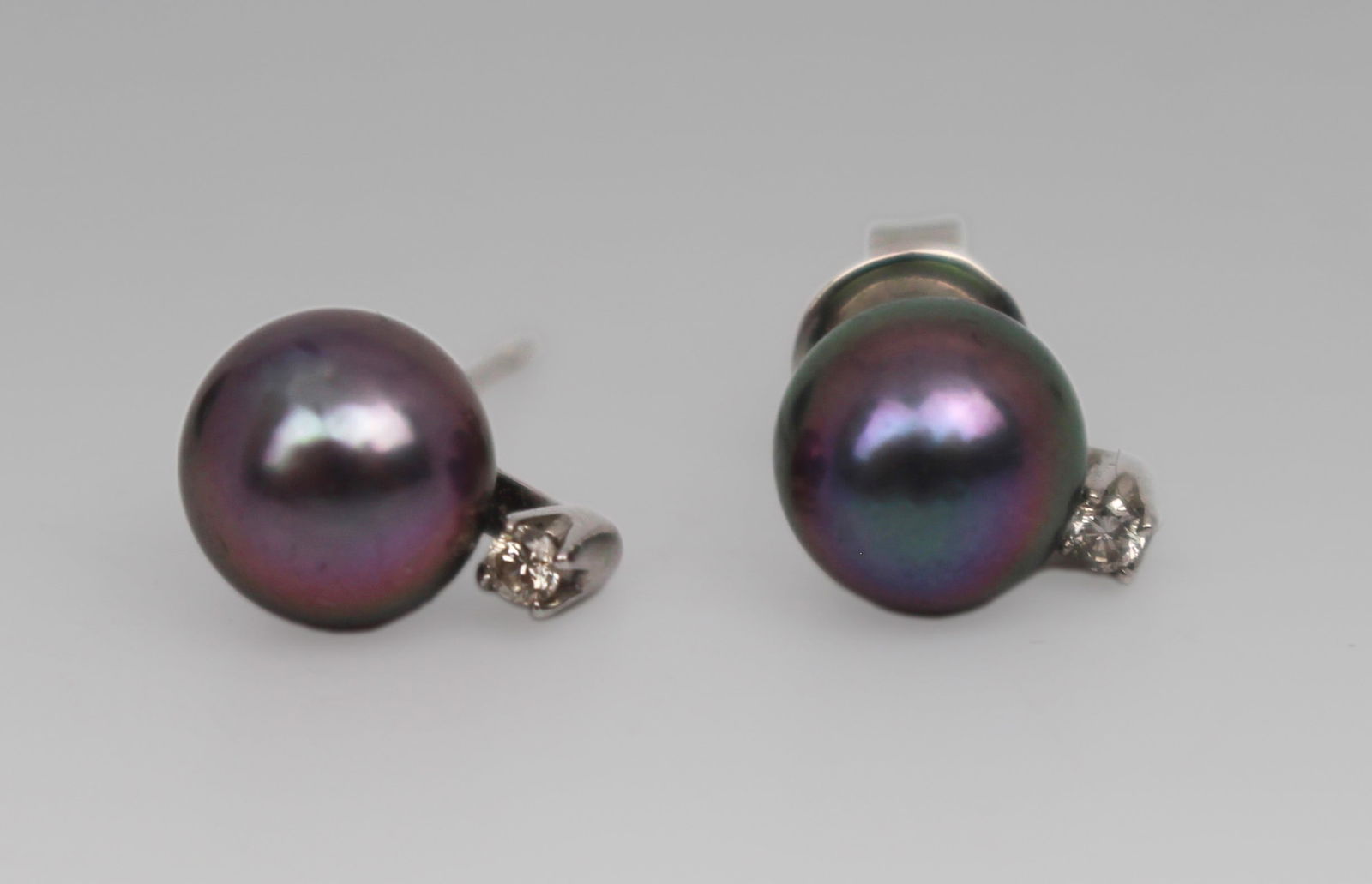 Black Pearl & Diamond 18ct Gold Ear Studs: Title: Black Pearl & Diamond 18ct Gold Ear Studs Description: 18ct White Gold Black Pearl & Diamond Stud Earrings A stunning pair of 18ct white gold stud earrings, each set with a