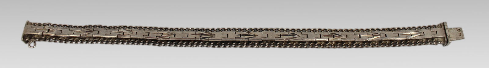 Vintage Silver 7 1/2 inch Bracelet: Title: Vintage Silver 7 1/2 inch Bracelet Description: Vintage Silver 7 1/2 inch Bracelet Length: 19.5 cm. Weight: 24.7 g. Good pre-owned condition Condition: Used Delivery option: