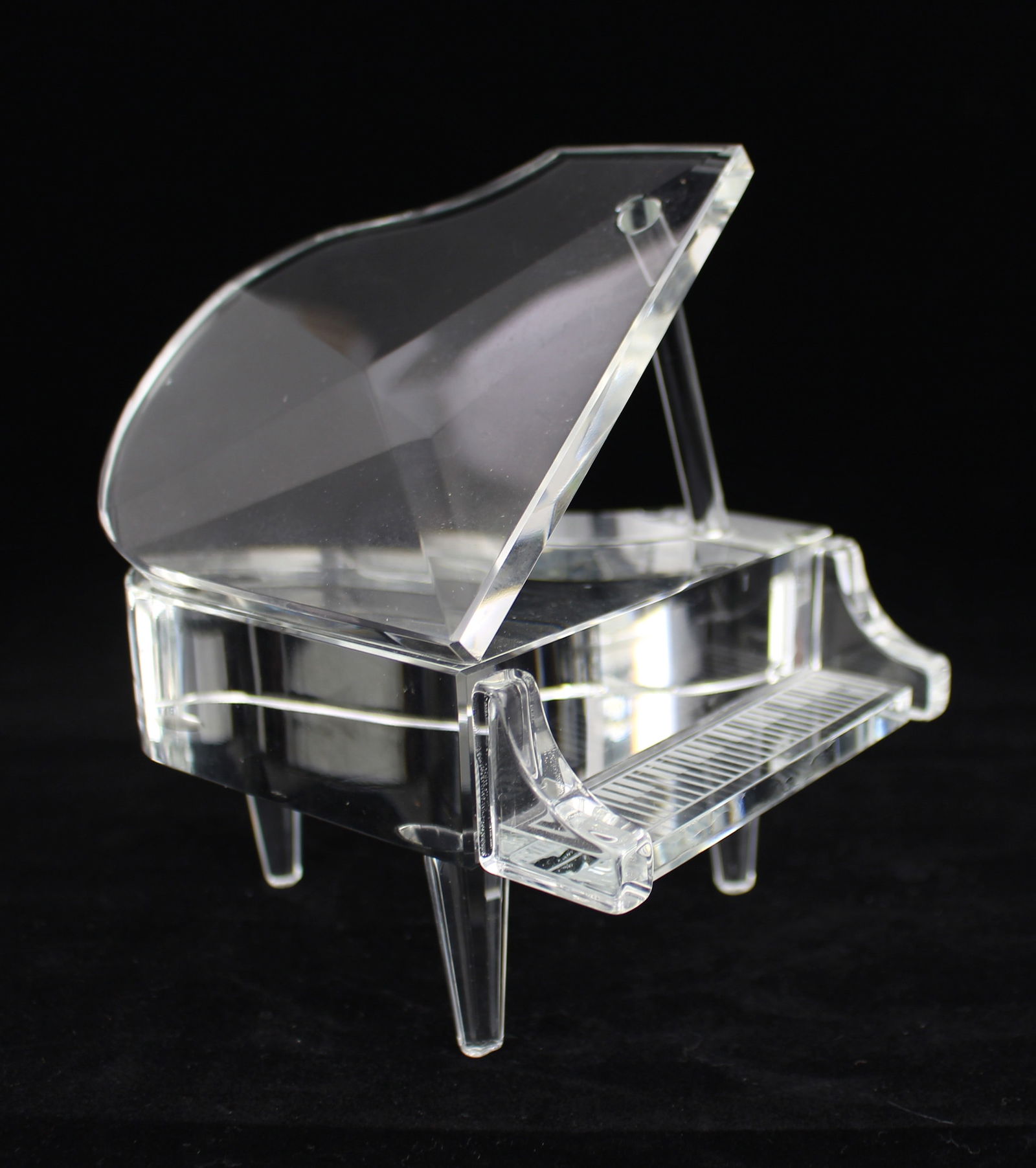 Cut Crystal Grand Piano Sculpture: Title: Cut Crystal Grand Piano Sculpture Description: Cut Crystal Grand Piano Sculpture Fine miniature cut glass crystal grand piano ornament. The body is formed from clear, faceted crystal