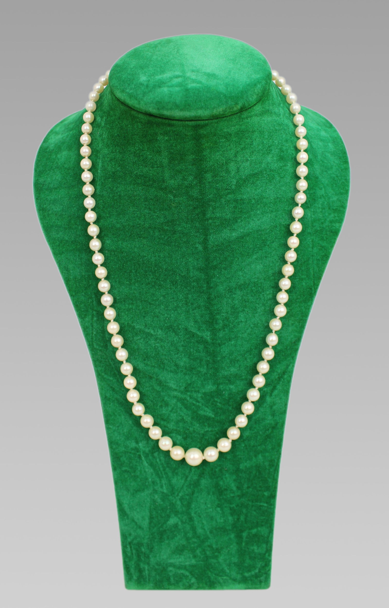 Cultured Pearl Necklace with 9ct Gold Clasp: Title: Cultured Pearl Necklace with 9ct Gold Clasp Description: Cultured Pearl Necklace with 9ct Gold Clasp Weight: 17.5 g. Length: 48 cm. Pearl missing to gold clasp Good pre-owned