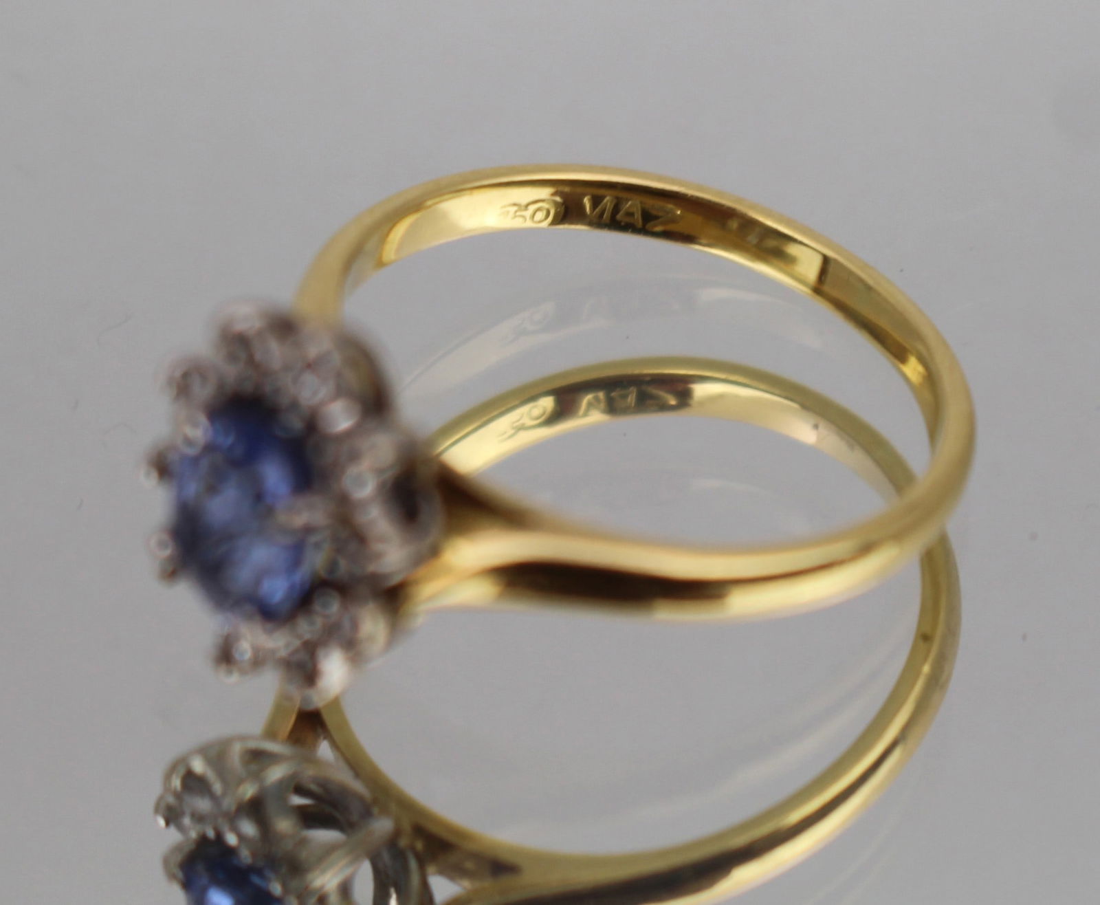 Vintage Cornflower Blue Sapphire & Diamond 18 ct. Cluster Ring - 2