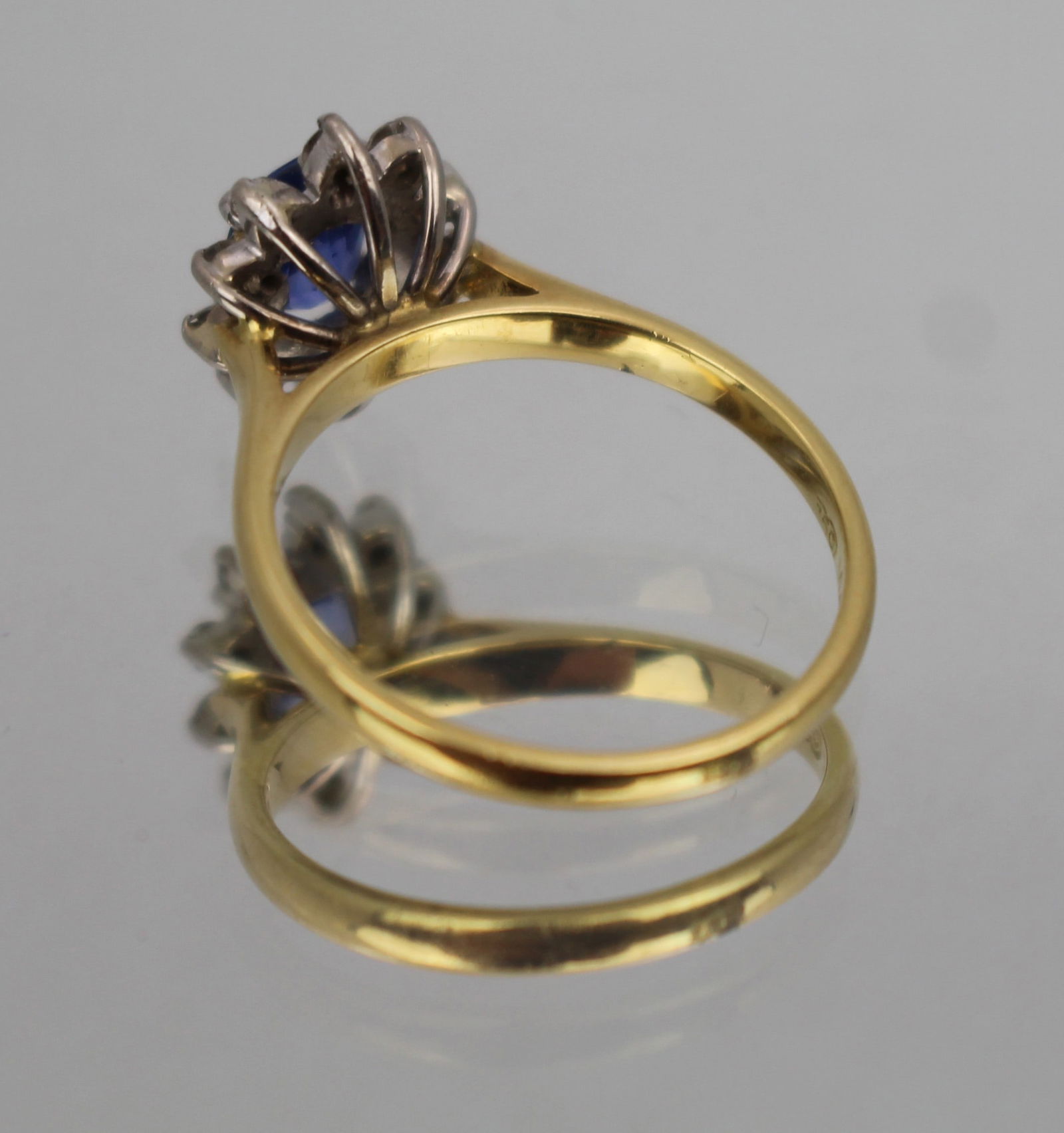 Vintage Cornflower Blue Sapphire & Diamond 18 ct. Cluster Ring - 3