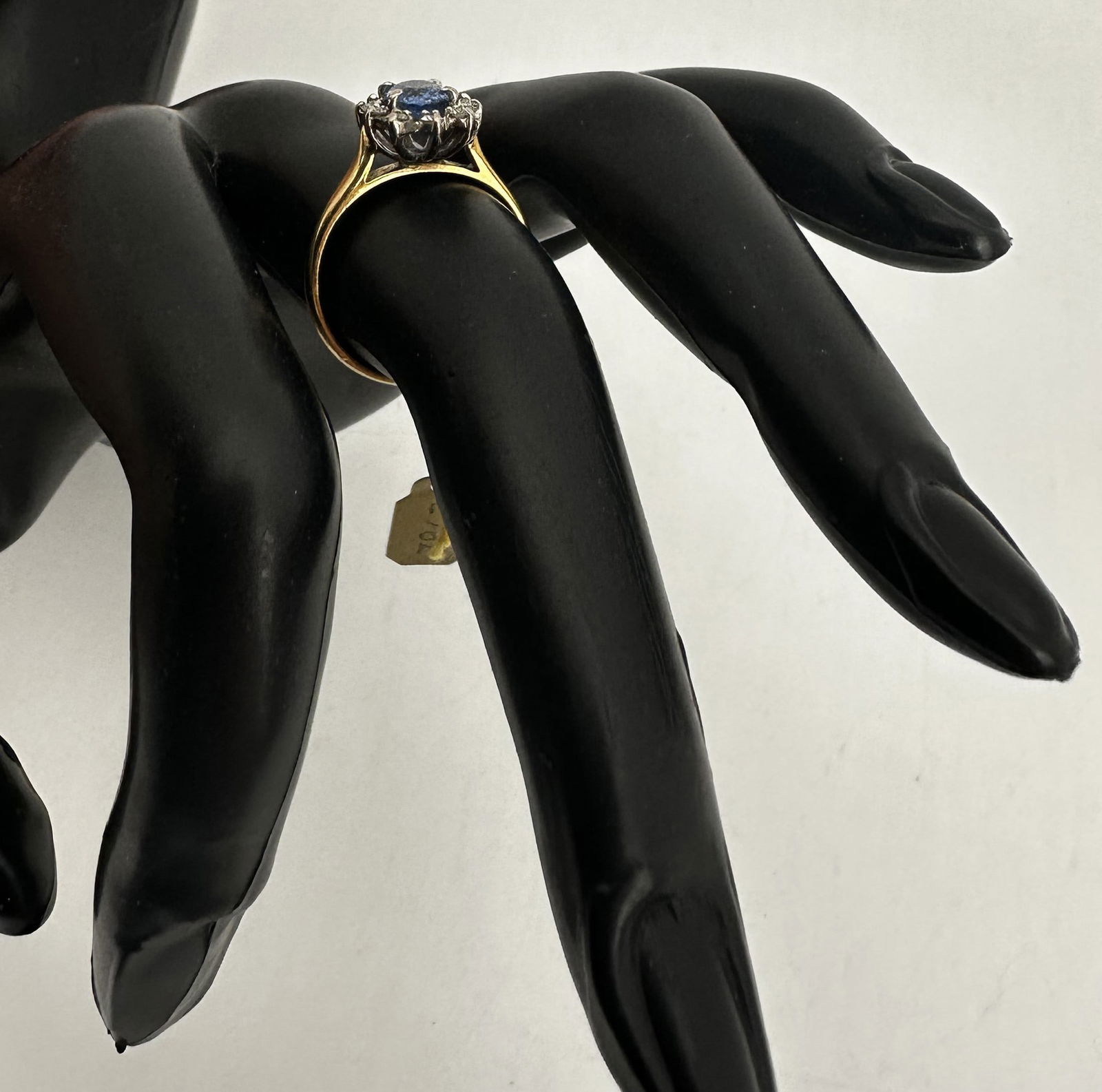 Vintage Cornflower Blue Sapphire & Diamond 18 ct. Cluster Ring - 6