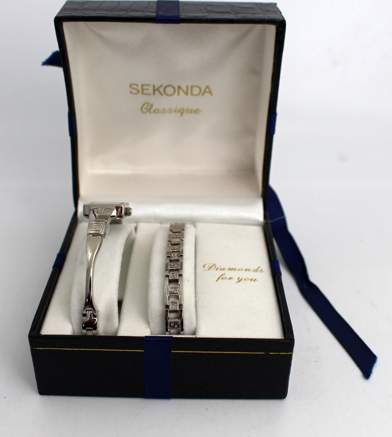 Sekonda Cased Wristwatch & Bracelet: Title: Sekonda Cased Wristwatch & Bracelet Description: Sekonda 'Classique' Ladies Watch & Bracelet Gift Set – Boxed A Sekonda 'Classique' ladies wristwatch and matching bracelet
