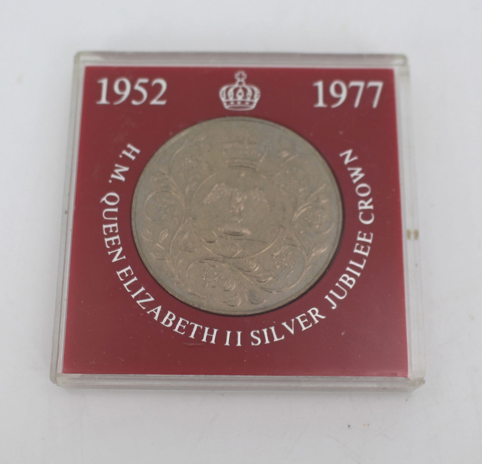 Elizabeth II Silver Jubilee Crown 1977 Cased: Title: Elizabeth II Silver Jubilee Crown 1977 Cased Description: Elizabeth II Silver Jubilee Crown 1977 Cased. Width: 38mm Condition: Used Delivery option: Collection & Delivery Location