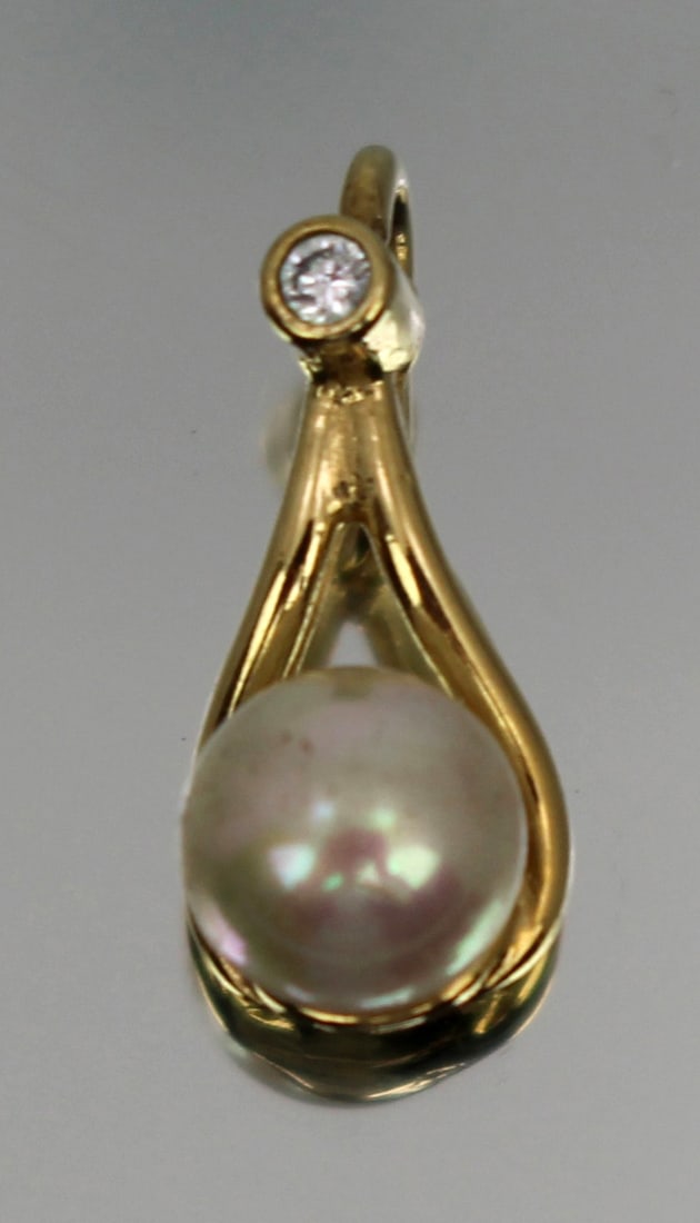 Silver Gilt Pearl Pendant: Title: Silver Gilt Pearl Pendant Description: Weight 1.4 g Condition: Used Delivery option: Collection & Delivery Location Category: Antiques