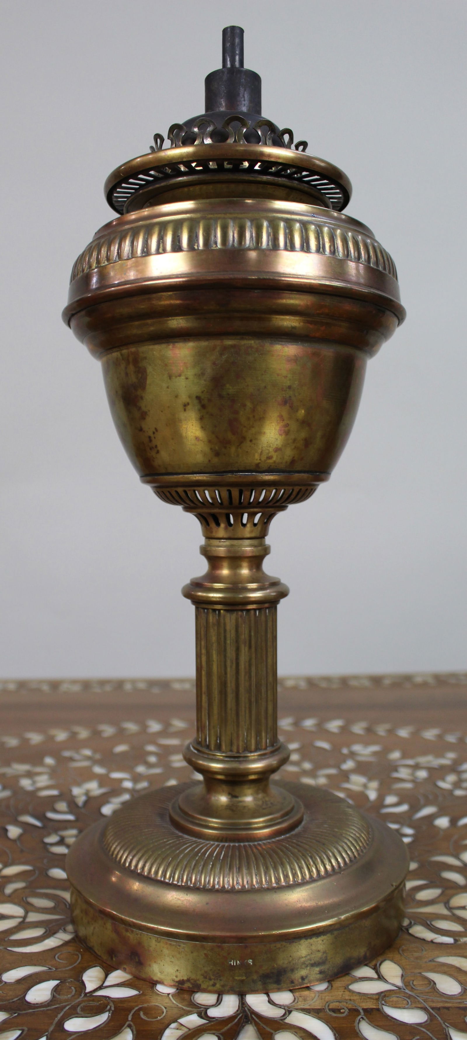 Antique English Brass Oil Lamp: Title: Antique English Brass Oil Lamp Description: Antique Brass Oil Lamp by Hinks, circa 1900 A well-made English brass oil lamp by Hinks, dating from the early 20th century. Th