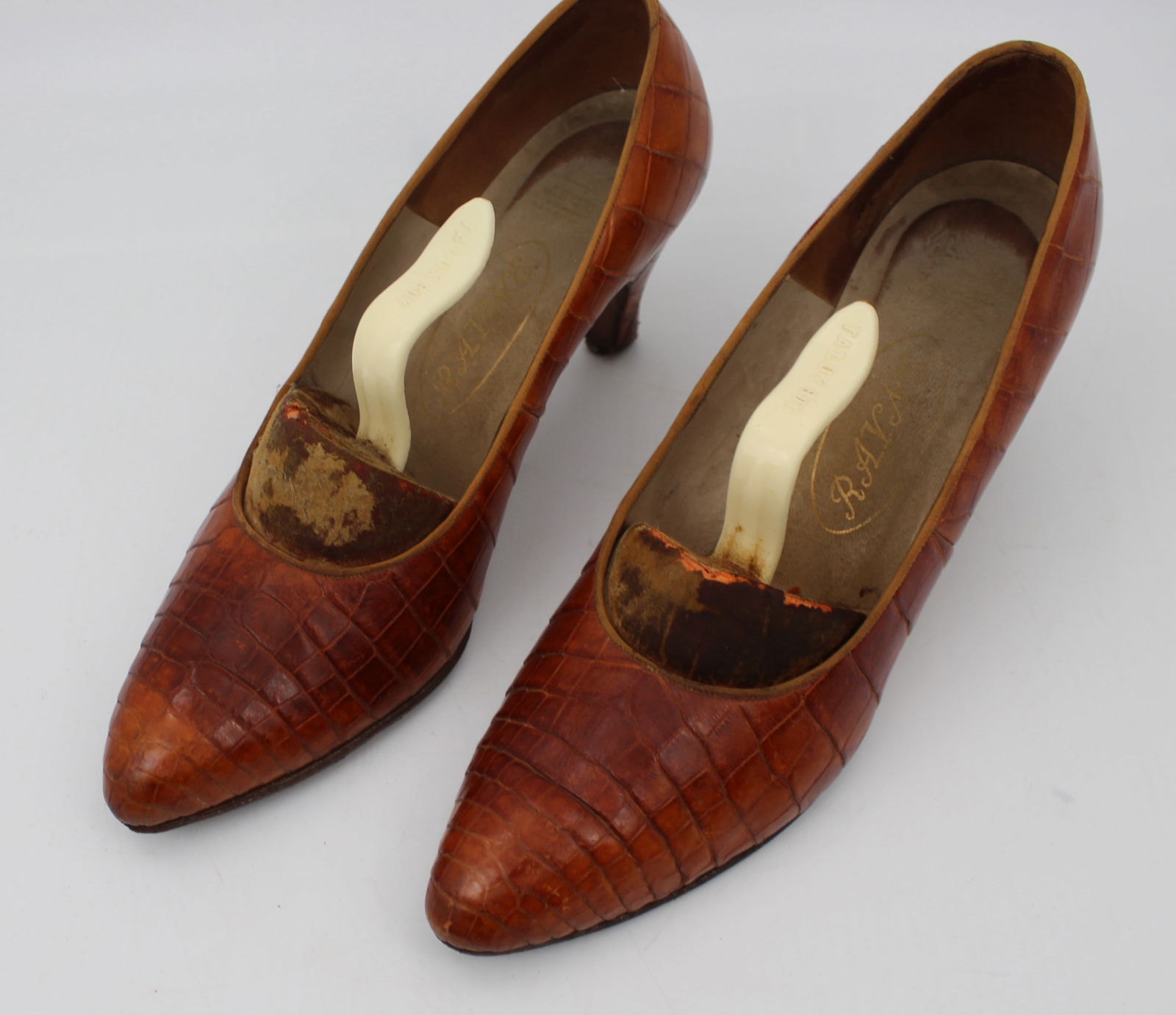 Pair of Vintage Ladies Ravne High Heel Court Shoes - 2