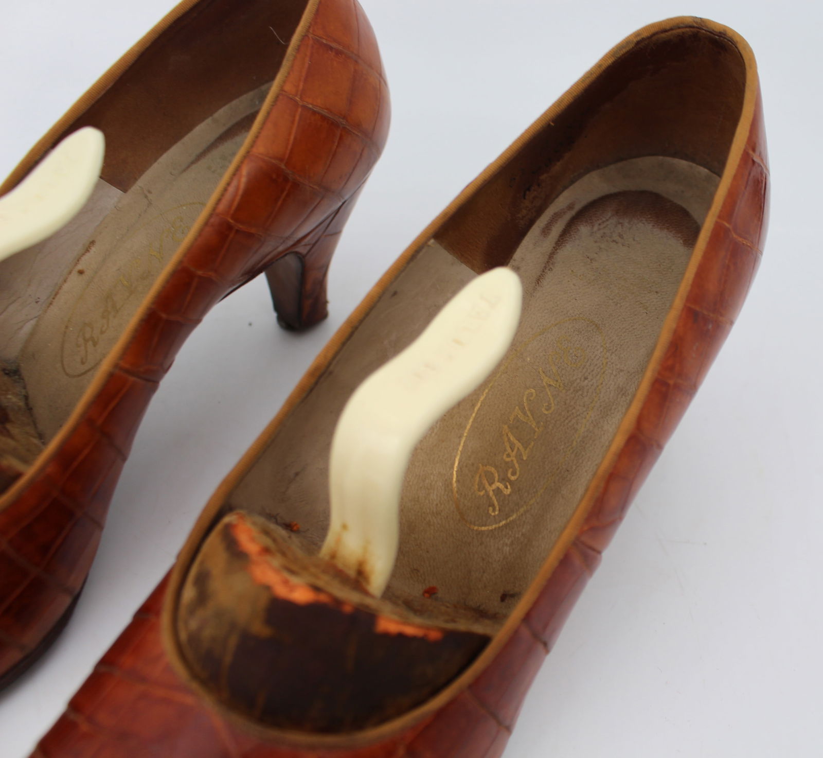 Pair of Vintage Ladies Ravne High Heel Court Shoes - 3