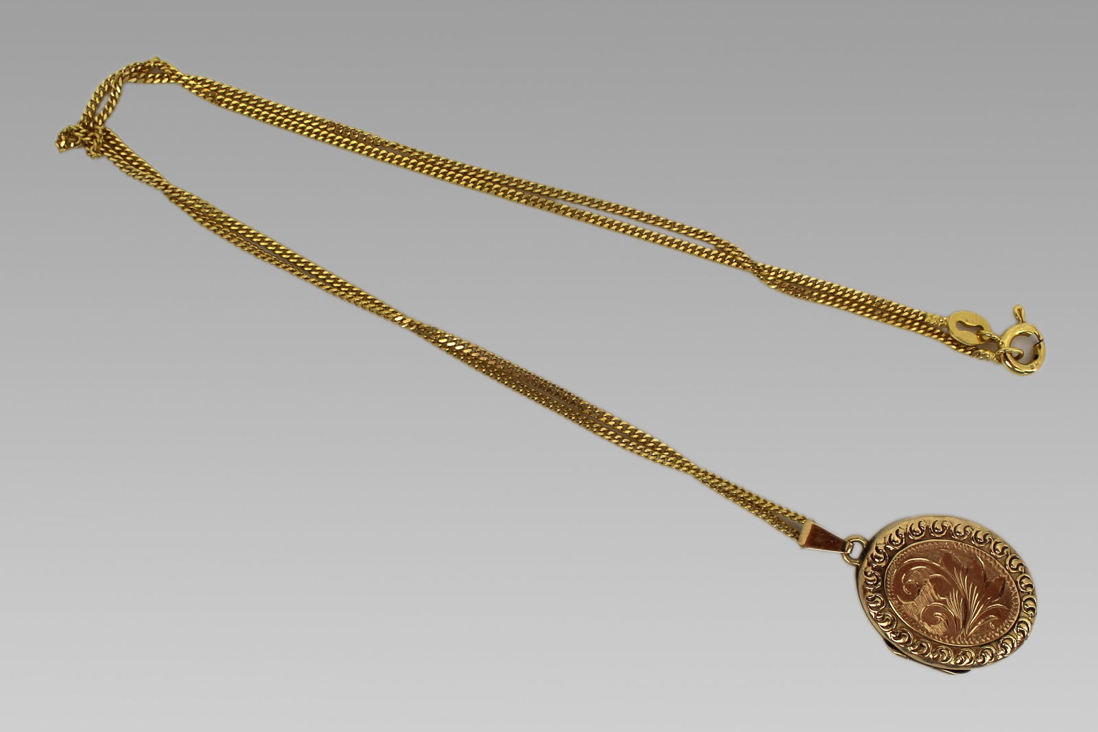 Vintage 9ct Gold Locket on Chain: Title: Vintage 9ct Gold Locket on Chain Description: Vintage 9ct Gold Locket on Chain. Weight: 5.8 g. Chain length: 46 cm Condition: Used Delivery option: Collection & Delivery Location