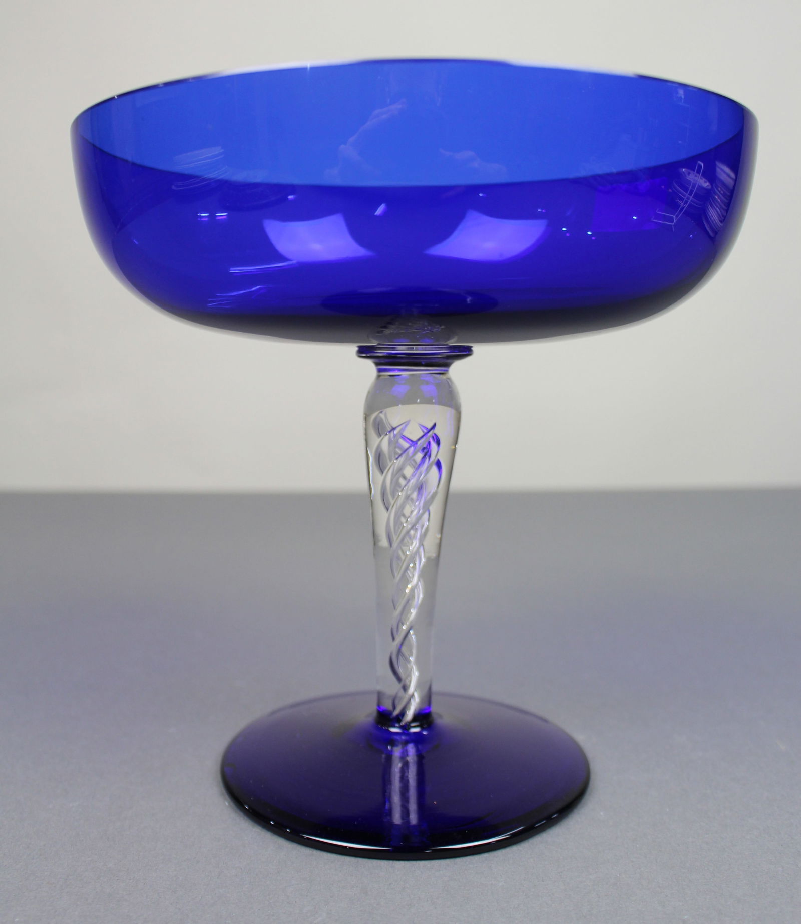 Vintage Cobalt Blue Comport: Title: Vintage Cobalt Blue Comport Description: Vintage Cobalt Blue Comport. Air twist stem. Measures 21 x 21 x 21 (height) cm. No chips, cracks or repairs Condition: Used Delivery option: