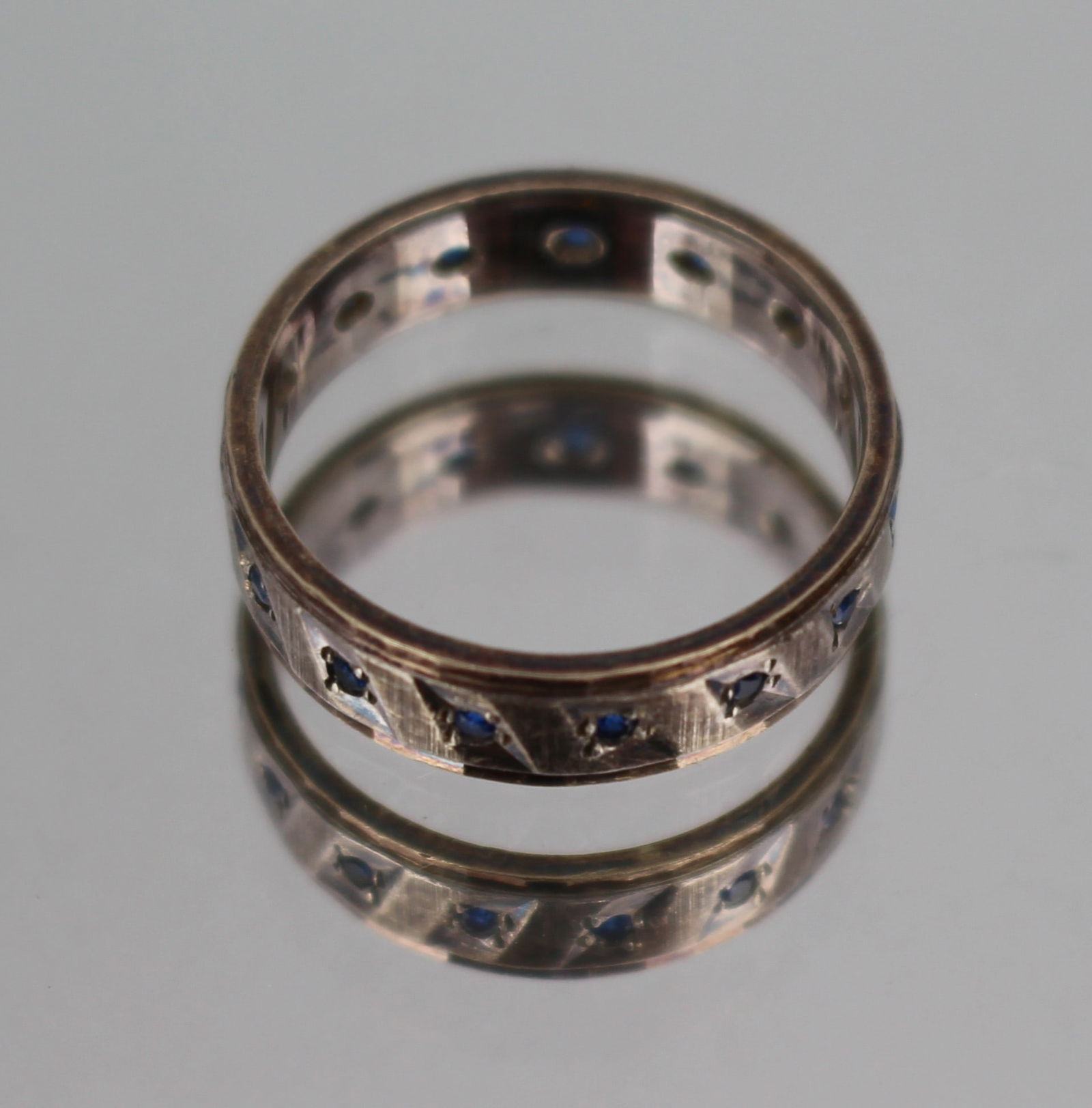 Vintage Silver & 9ct Gold Ring: Title: Vintage Silver & 9ct Gold Ring Description: Vintage Silver & 9ct Gold Ring Condition: Used Delivery option: Collection & Delivery Location Category: Antiques