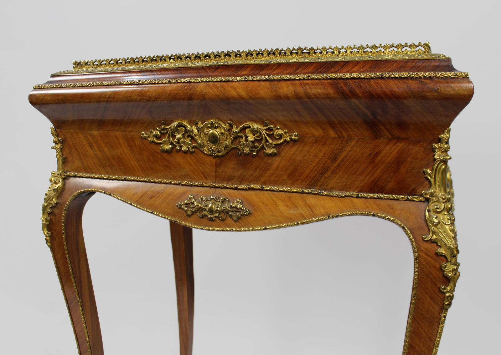 19th-Century French Kingwood Jardinière with Sèvres-Style Plaque - 7