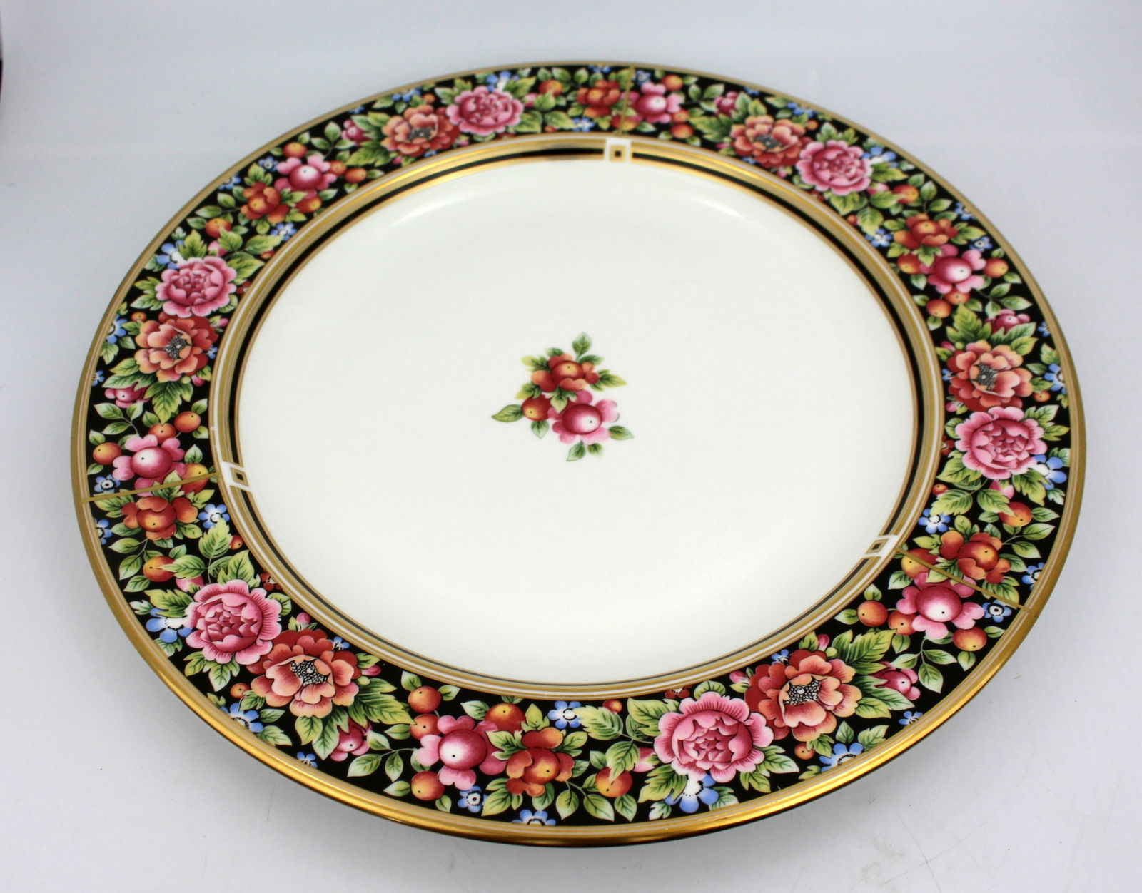 Wedgwood Clio Large Circular Platter: Title: Wedgwood Clio Large Circular Platter Description: Wedgwood Clio Large Circular Serving Platter. Width: 34 cm. Very good condition; no chips, cracks or repairs Condition: Used