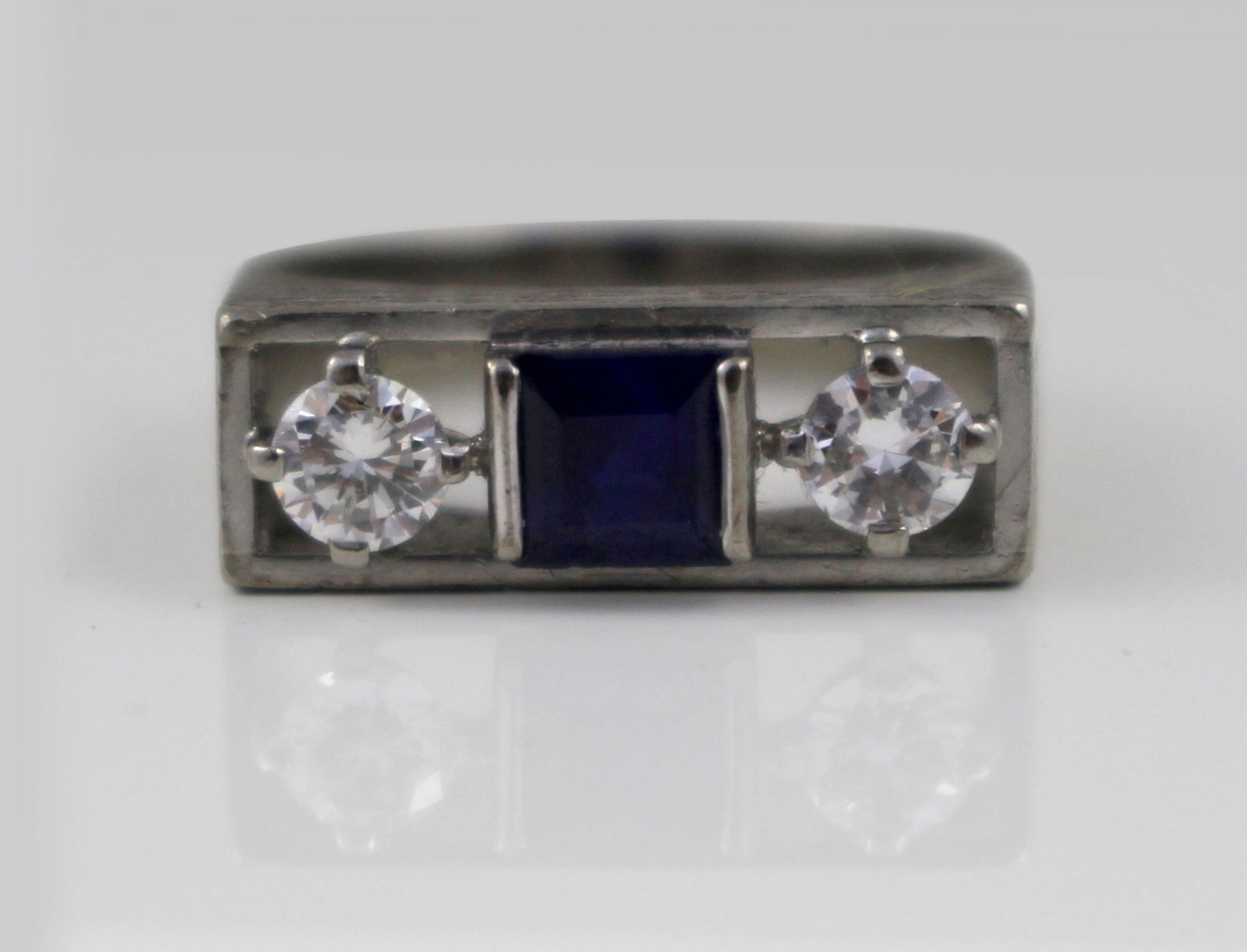 Vintage Sapphire & Diamond Three Stone White Gold Ring: Title: Vintage Sapphire & Diamond Three Stone White Gold Ring Description: Vintage Sapphire & Diamond Three Stone White Gold Ring Fine Art Deco style mid/late 20th c. sapphire and