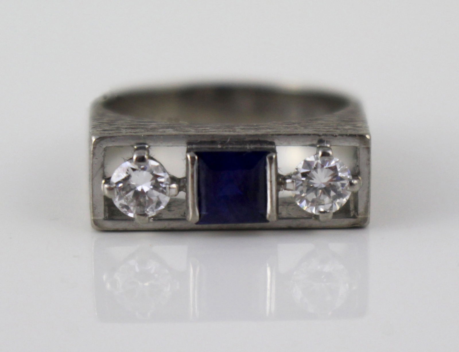 Vintage Sapphire & Diamond Three Stone White Gold Ring - 2