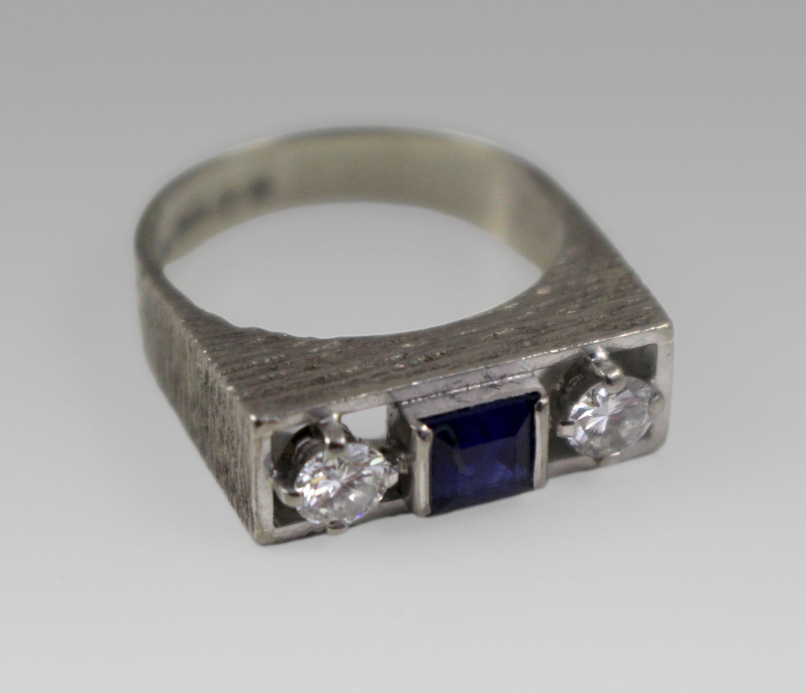 Vintage Sapphire & Diamond Three Stone White Gold Ring - 3