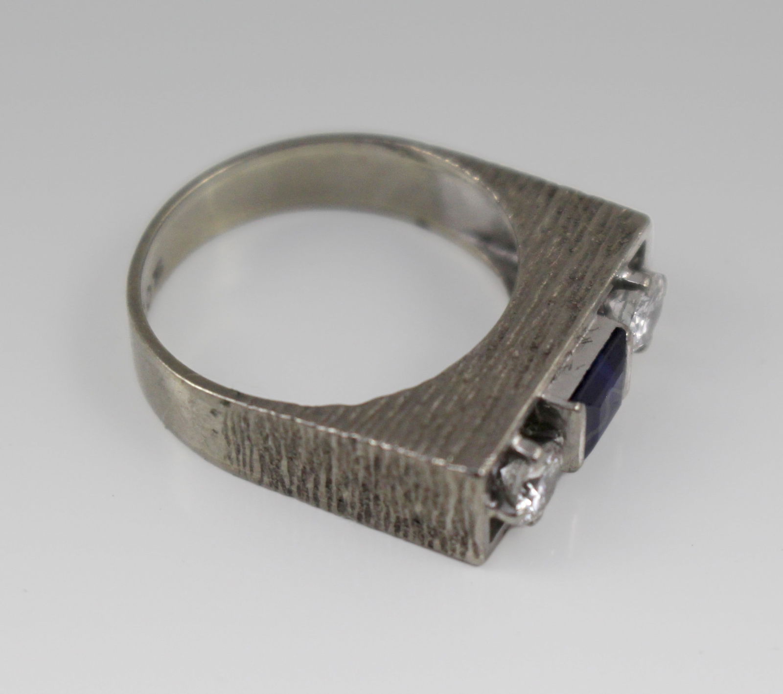 Vintage Sapphire & Diamond Three Stone White Gold Ring - 4