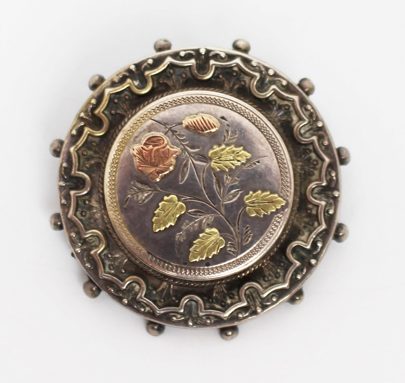 Silver & Gold Floral Brooch Unhallmarked: Title: Silver & Gold Floral Brooch Unhallmarked Description: Victorian Silver & Gold Floral Brooch A fine Victorian silver brooch with applied gold and rose gold floral detailing. The