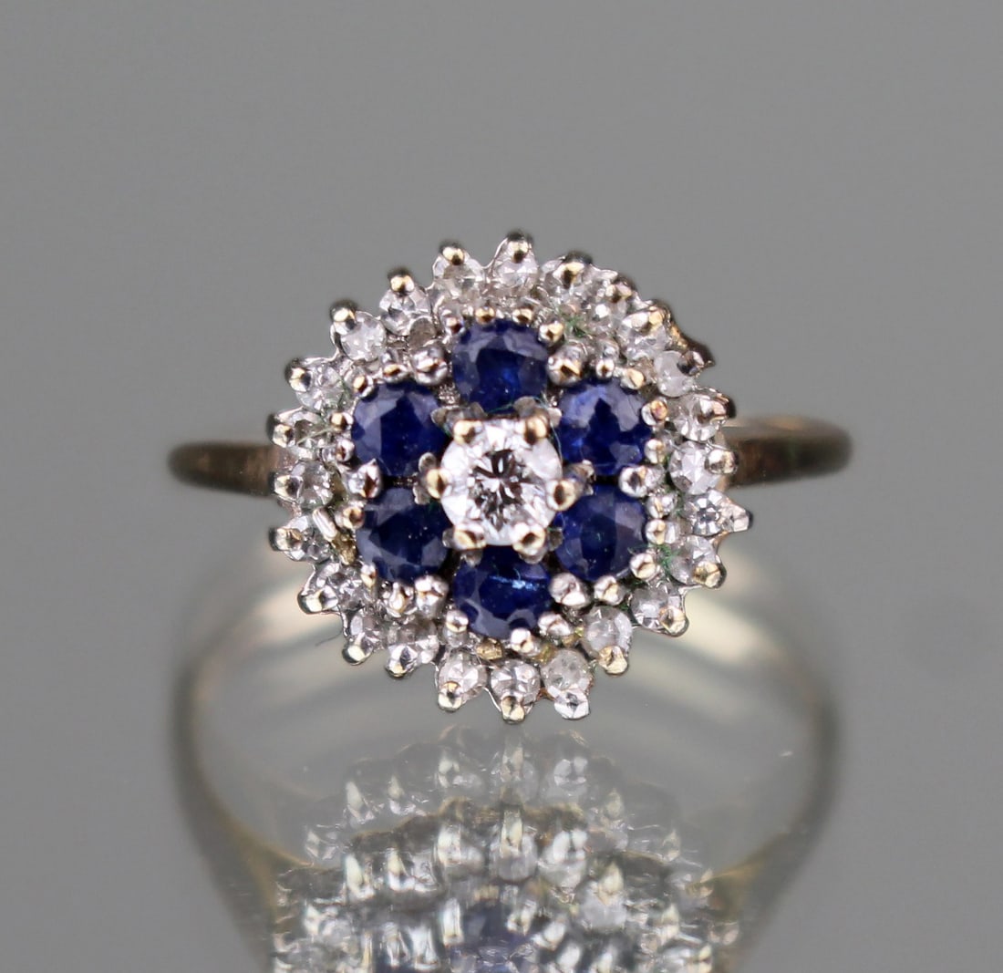 Vintage Sapphire & Diamond 9ct Gold Ring: Title: Vintage Sapphire & Diamond 9ct Gold Ring Description: Vintage Sapphire & Diamond 9ct Gold Ring 9ct gold shank, full hallmark Set with central diamond surround by 6 sapphires and