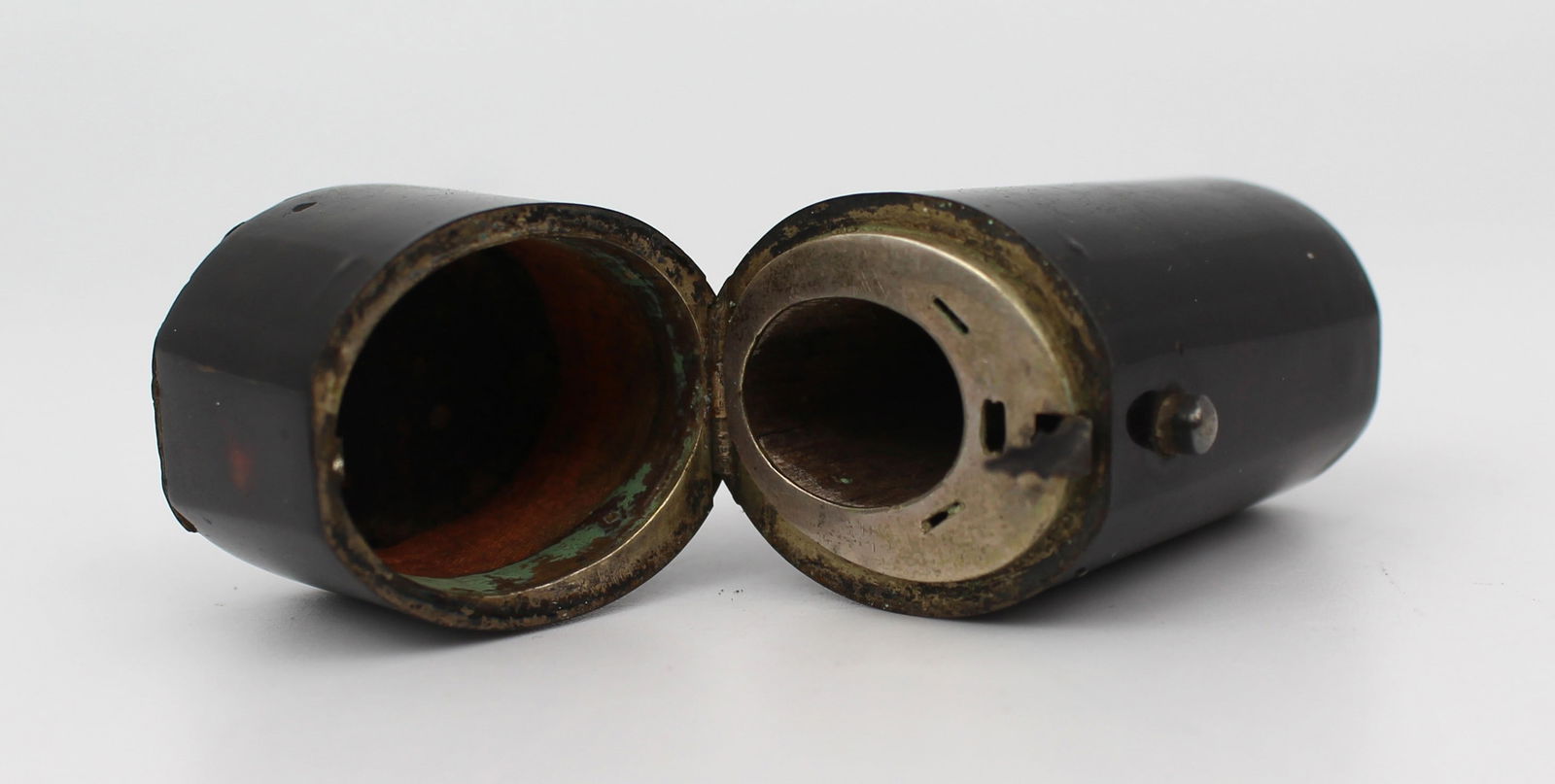 Antique Travelling Inkwell – Richly Figured Veneer, Brass Interior – c.1900 - 3