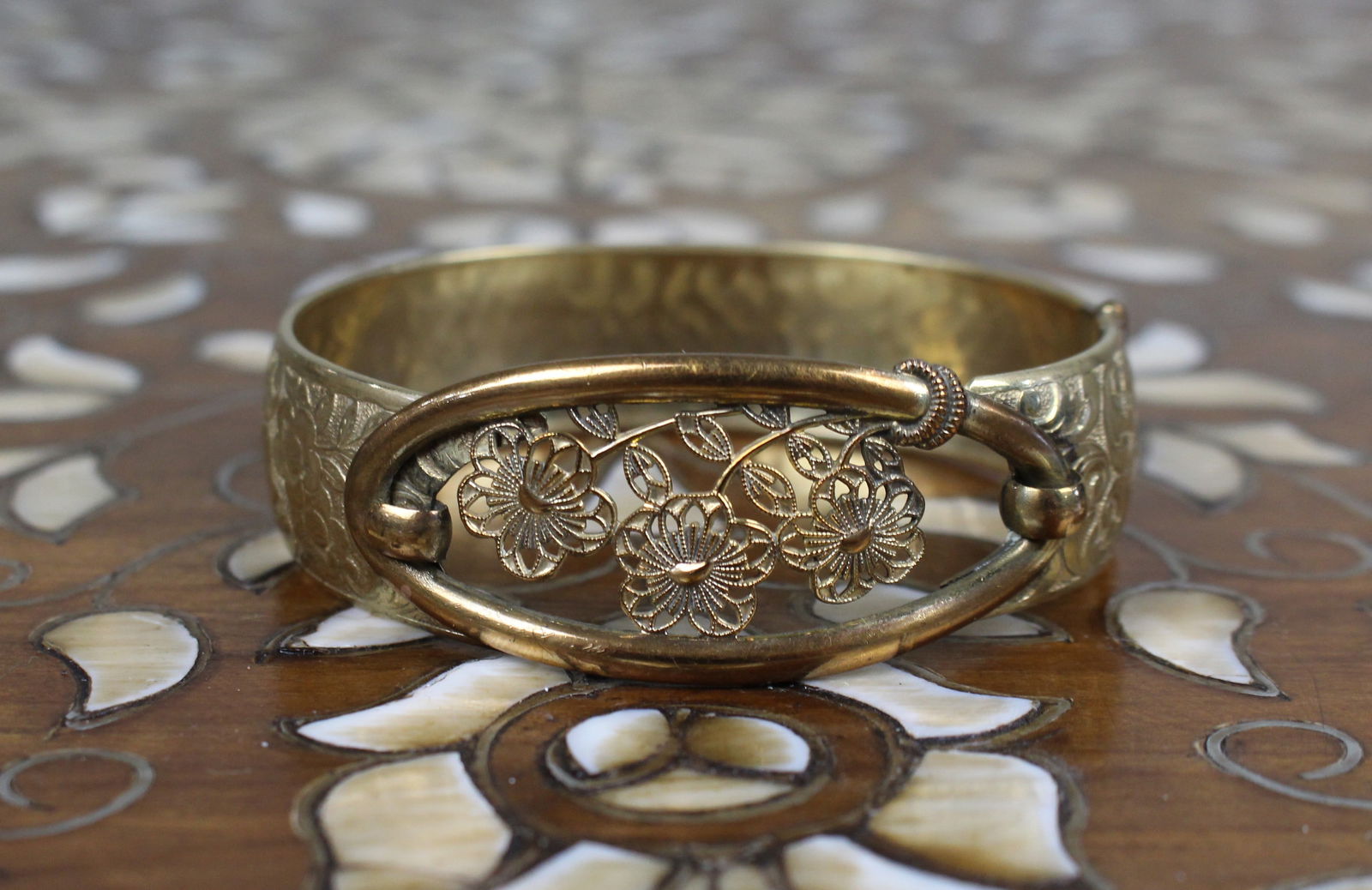 Antique Gilt Filigree Hinged Bangle c.1900: Title: Antique Gilt Filigree Hinged Bangle c.1900 Description: Antique Gilt Filigree Hinged Bangle c.1900 The bangle is engraved throughout with scrolling foliage and floral motifs, the oval