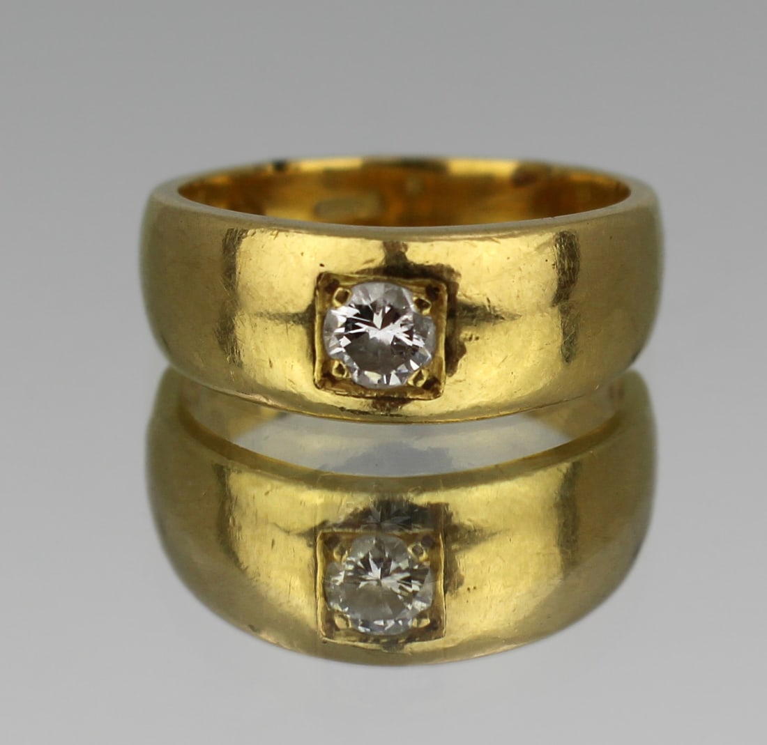 0.28ct Diamond 18ct Gold Signet Ring: Title: 0.28ct Diamond 18ct Gold Signet Ring Description: Vintage 18ct Gold Diamond Signet Ring This elegant vintage signet ring features a 0.28-carat round brilliant-cut diamond set in a