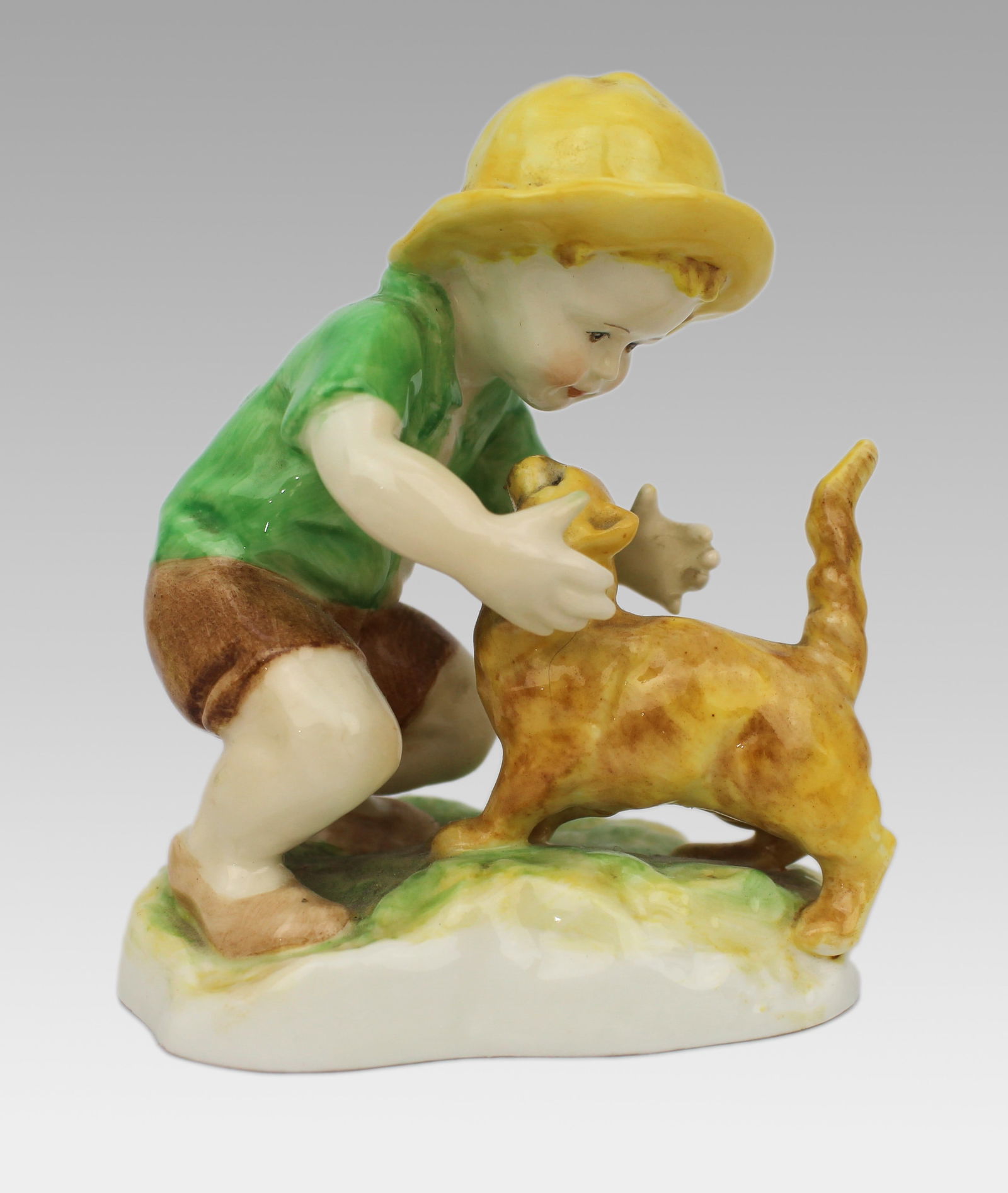 Royal Worcester Figurine Snowy: Title: Royal Worcester Figurine Snowy Description: Royal Worcester Figurine Snowy Smaller version of the Snowy figurine. Measures 8 x 6 x 9 (height) cm. Black factory stamp to the underside,