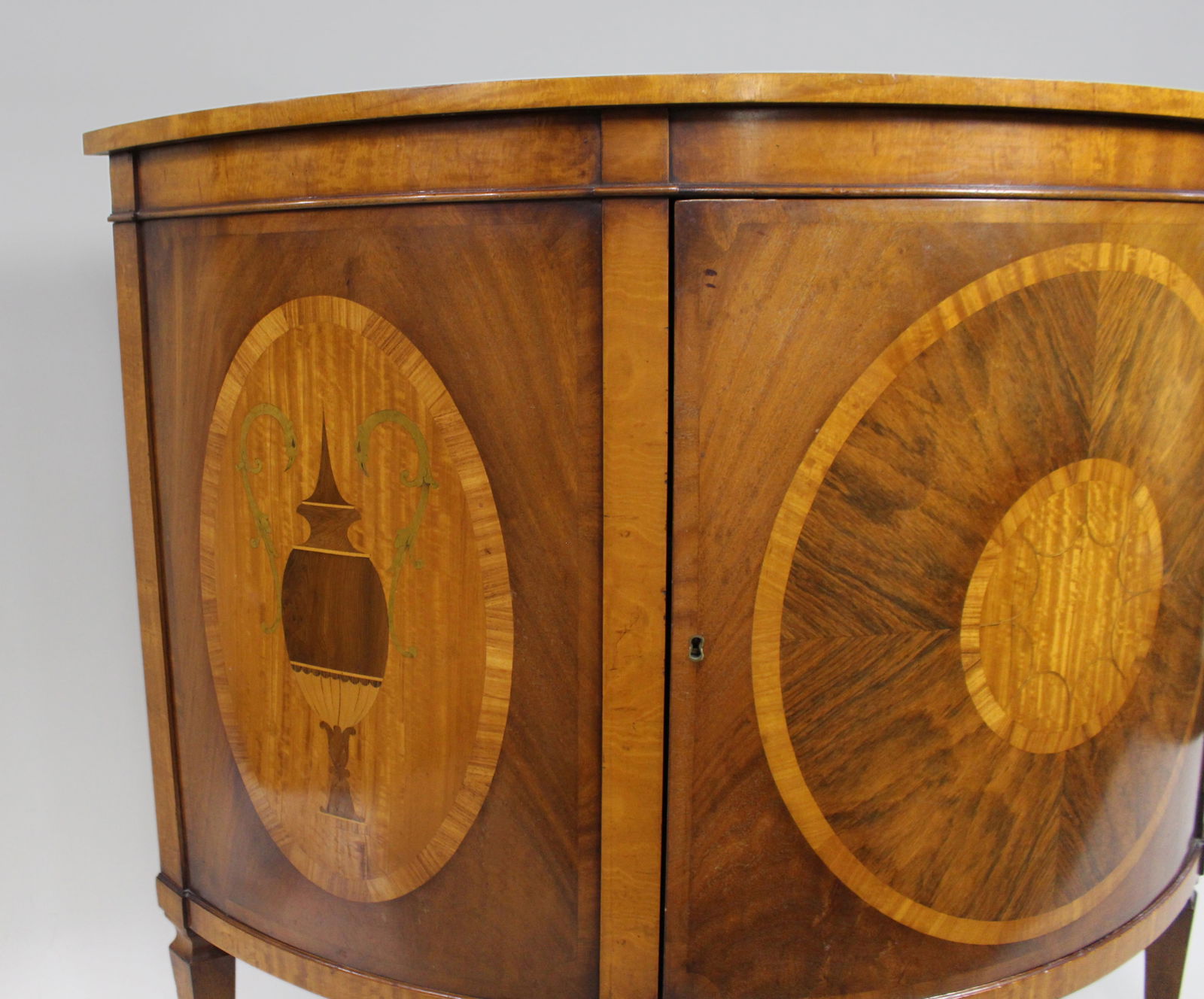 Elegant Neoclassical Style Inlaid Demilune Cabinet, Late 20th Century - 10