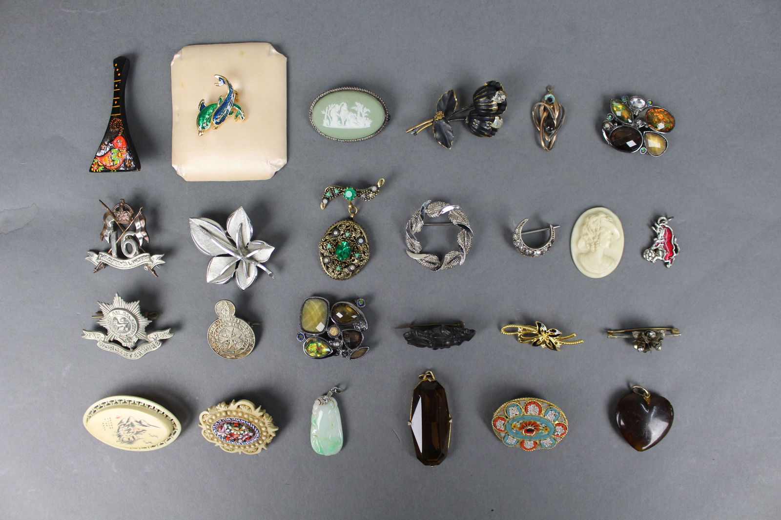 Collection of Vintage Brooches (1 of 10)
