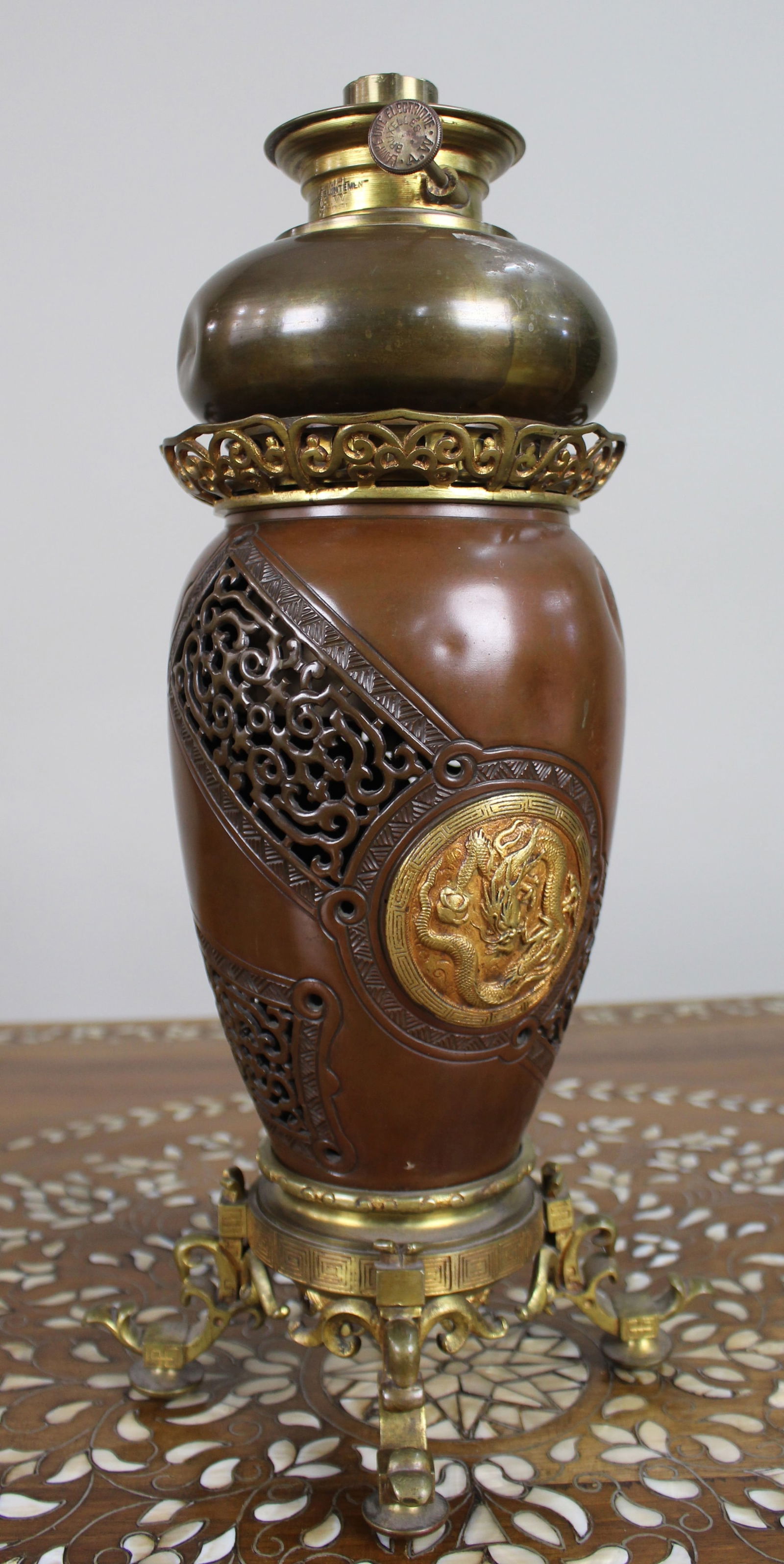 Meiji Period Japanese Bronze Oil Lamp c.1900: Title: Meiji Period Japanese Bronze Oil Lamp c.1900 Description: Meiji Period Japanese Bronze Oil Lamp c.1900 A Meiji period Japanese bronze oil lamp in the Chinoiserie taste, dating to circa