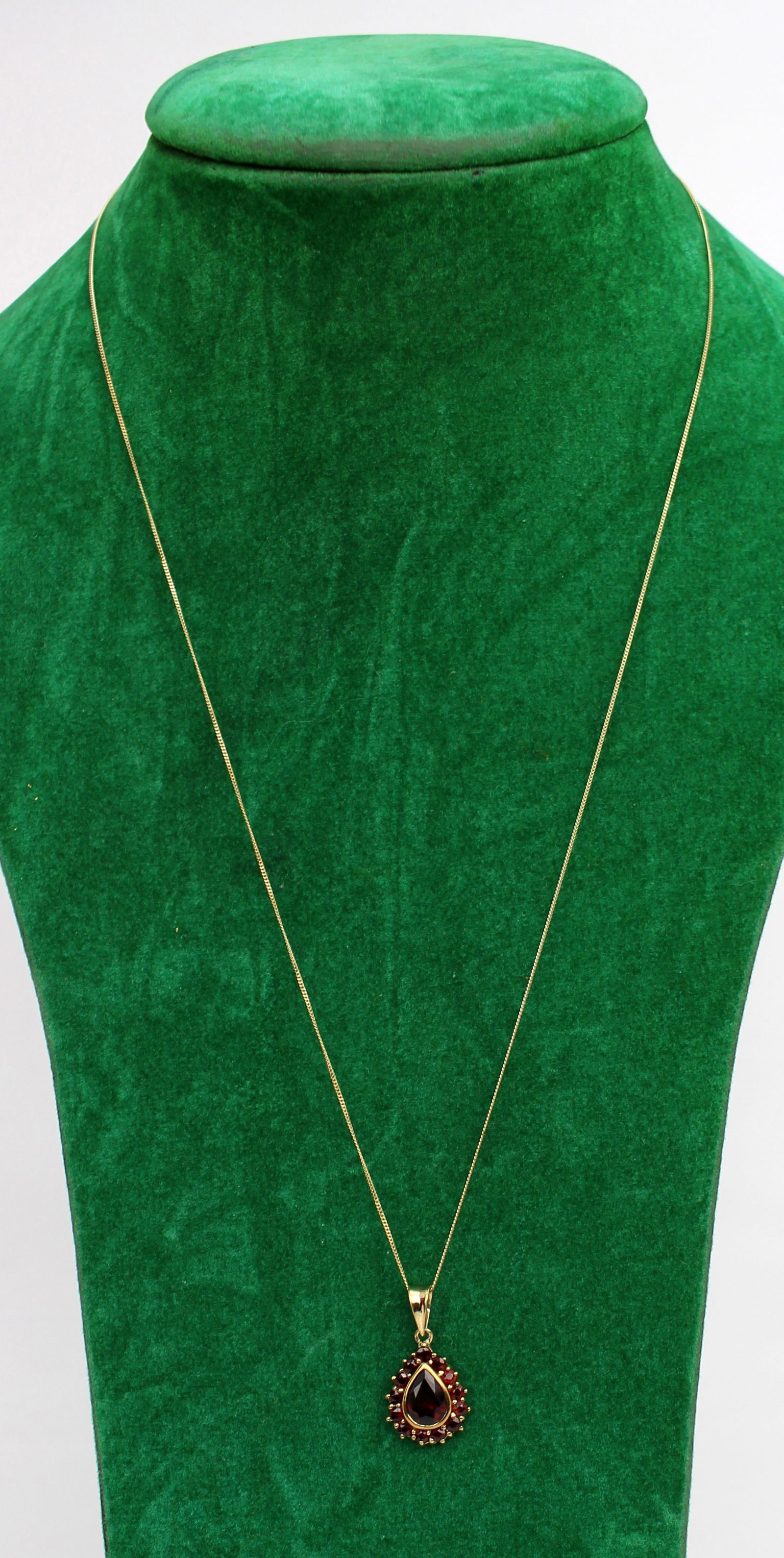 Vintage 9ct Gold Pendant on Chain: Title: Vintage 9ct Gold Pendant on Chain Description: Vintage 9ct Gold Pendant on Chain Condition: Used Delivery option: Collection & Delivery Location Category: Antiques