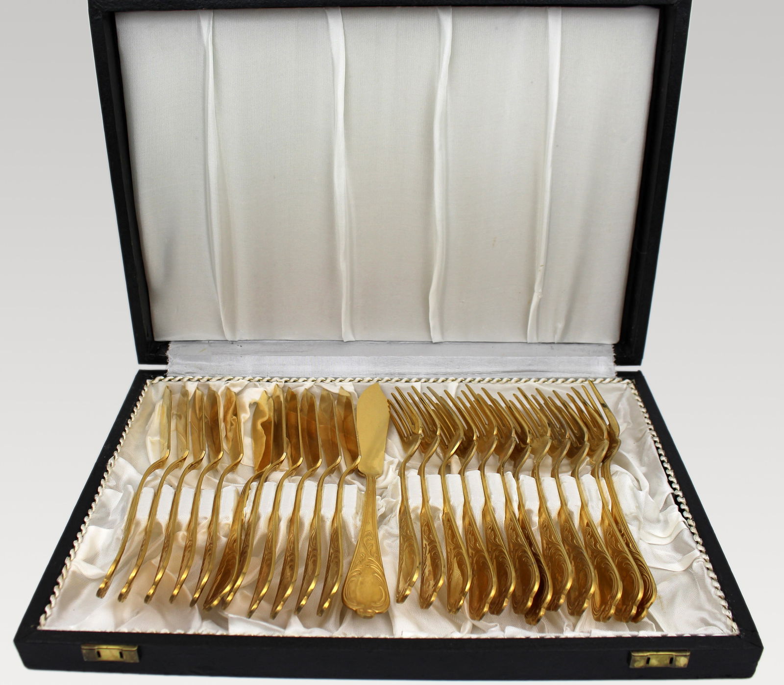 Vintage German Solingen Gold-Plated 12 Place Fish Flatware Canteen: Title: Vintage German Solingen Gold-Plated 12 Place Fish Flatware Canteen Description: Vintage German Solingen Gold-Plated 12 Place Fish Flatware Canteen A finely presented vintage Solingen