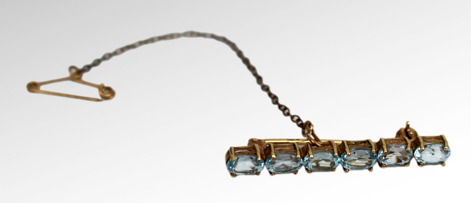 Edwardian 14ct Gold & Aquamarine Bar Brooch: Title: Edwardian 14ct Gold & Aquamarine Bar Brooch Description: Edwardian 9ct Gold & Aquamarine Bar Brooch A fine Edwardian bar brooch, crafted in 9ct yellow gold and clearly