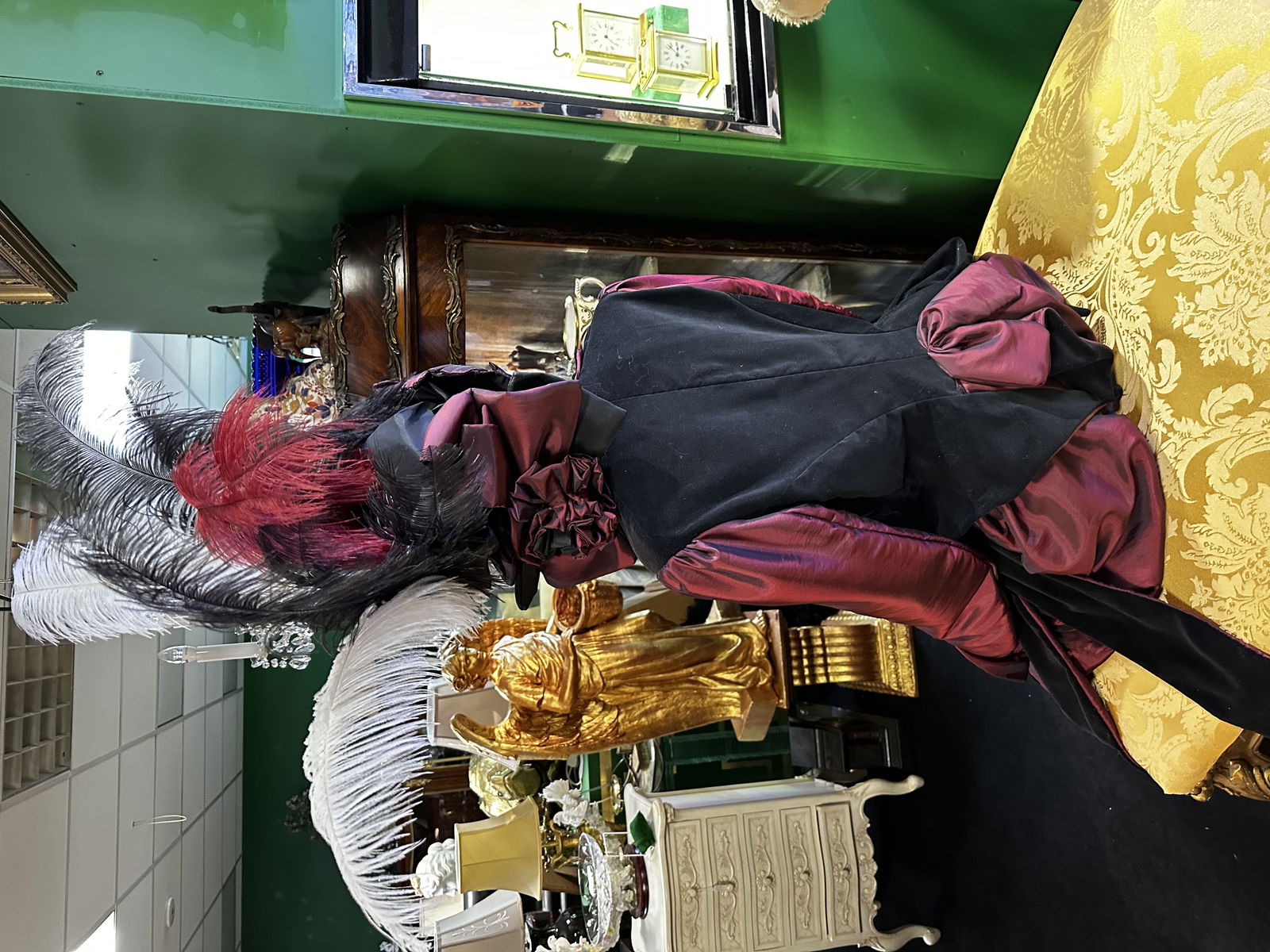 Museum Quality Replica Victorian Dress Mannequin: Title: Museum Quality Replica Victorian Dress Mannequin Description: Museum Quality Victorian Dress & Hat – Life-Size Mannequin Display A superbly crafted, museum-quality