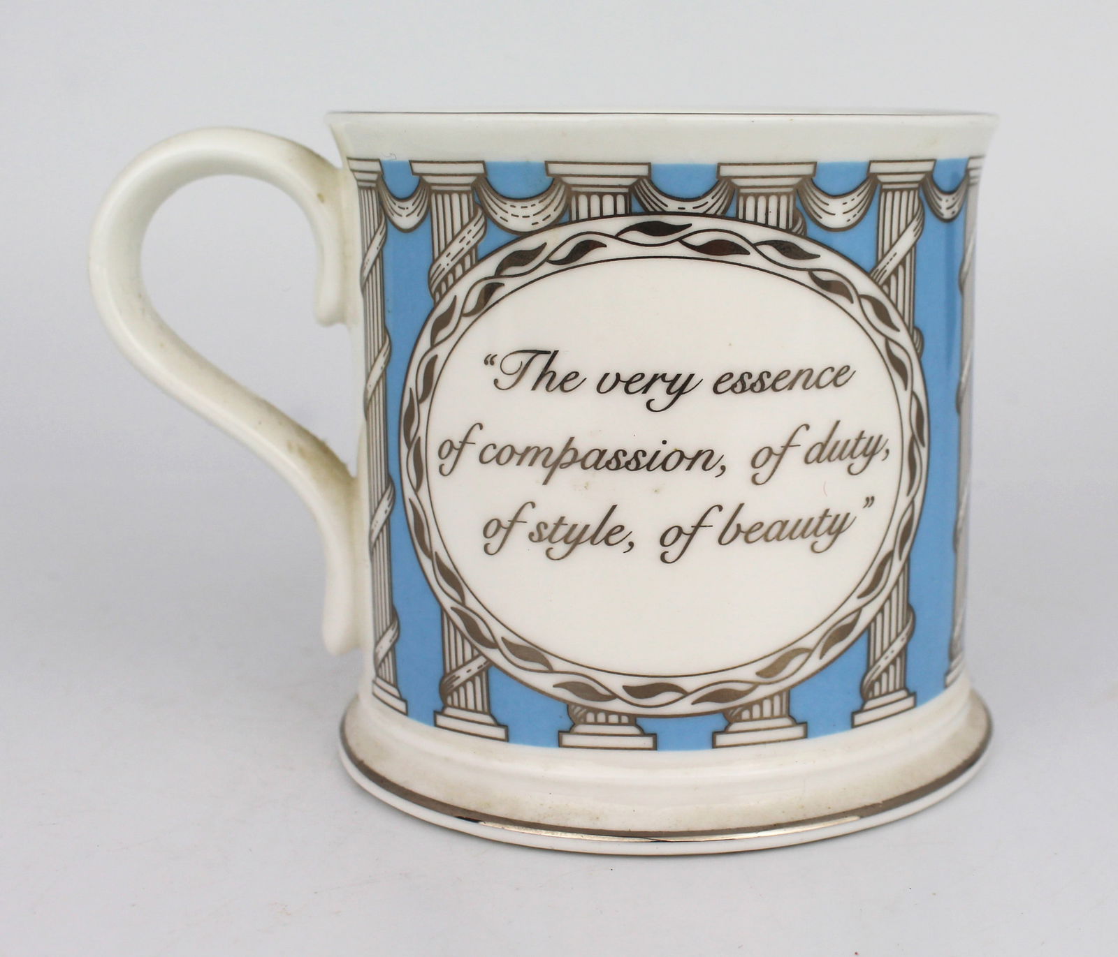 Althorp Porcelain Tankard Quotation Charles 9th Earl Spencer: Title: Althorp Porcelain Tankard Quotation Charles 9th Earl Spencer Description: Althorp Porcelain Tankard Quotation Charles 9th Earl Spencer Made in England Measures 11 x 8 x 8 (height) cm 