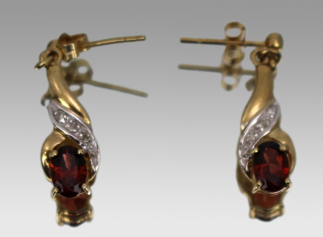 Pair of Earrings Garnets & Diamonds 9ct Gold: Title: Pair of Earrings Garnets & Diamonds 9ct Gold Description: Pair of Earrings Garnets & Diamonds 9ct Gold Fine quality vintage pair of earrings and matching pendant Hallmarked,